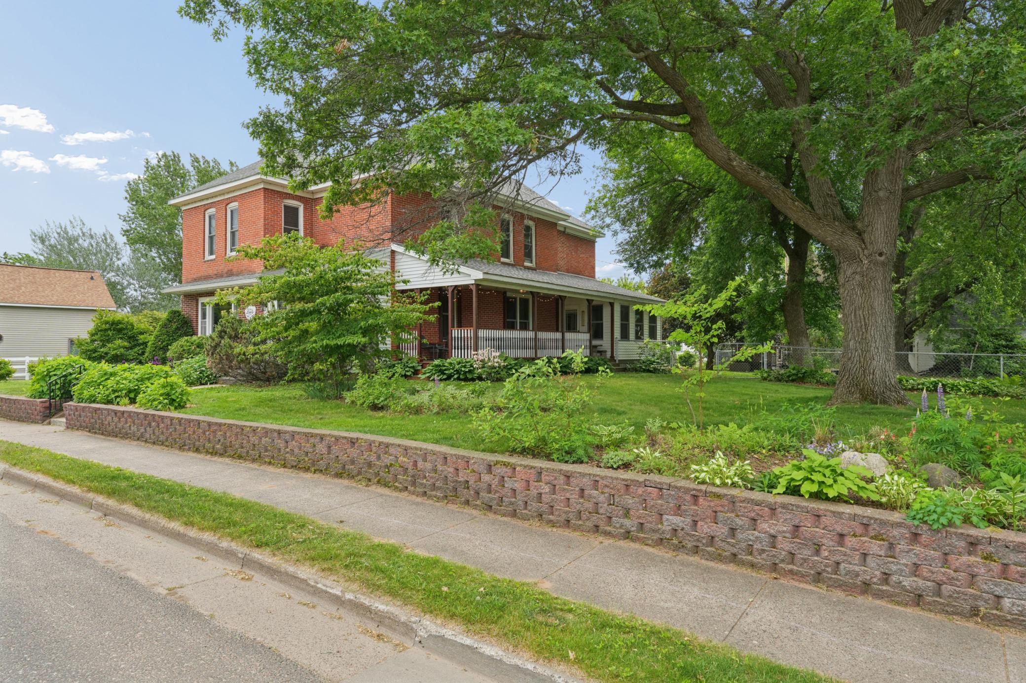 215 Elm Street W Property Photo 23