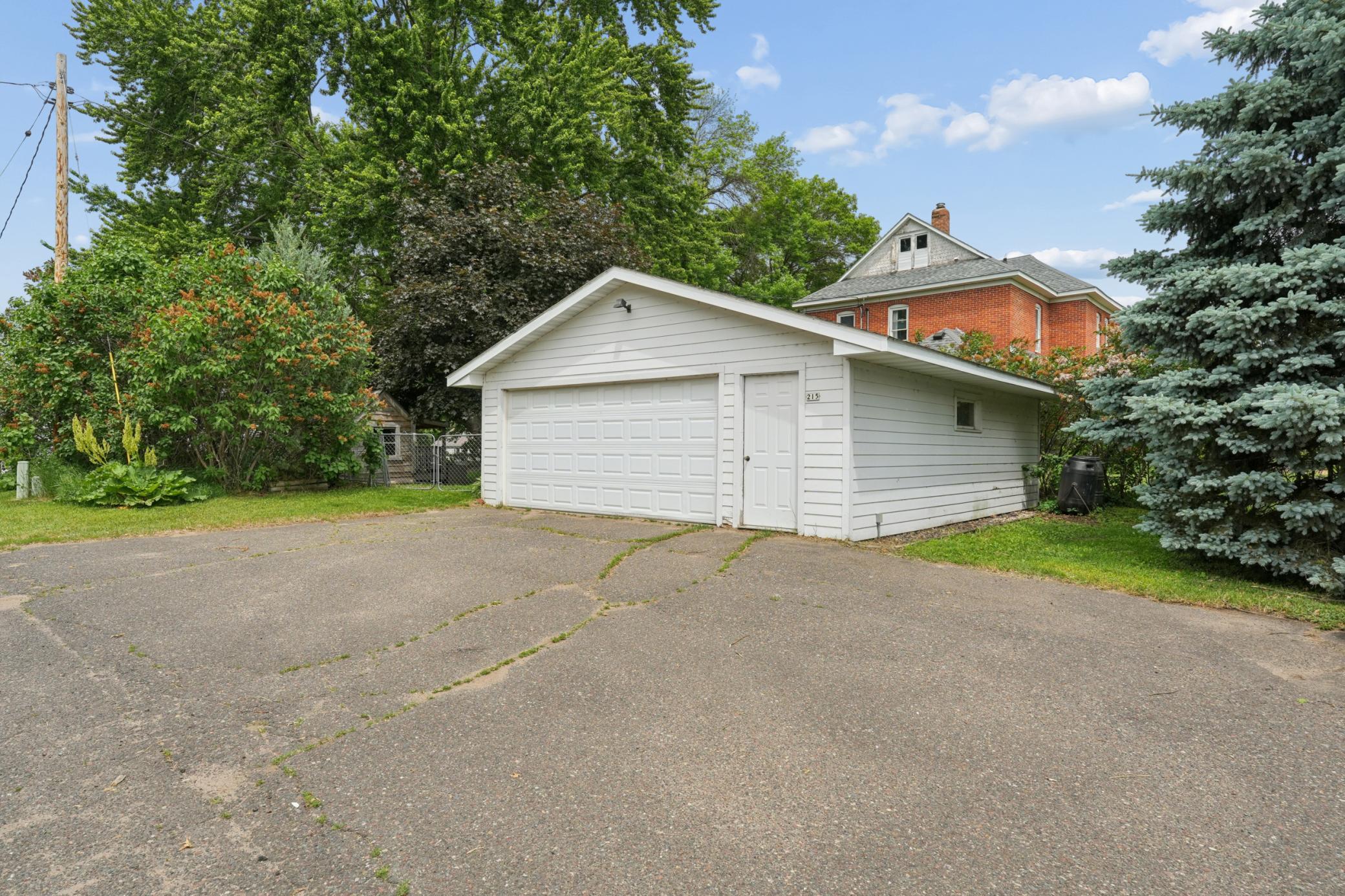 215 Elm Street W Property Photo 28