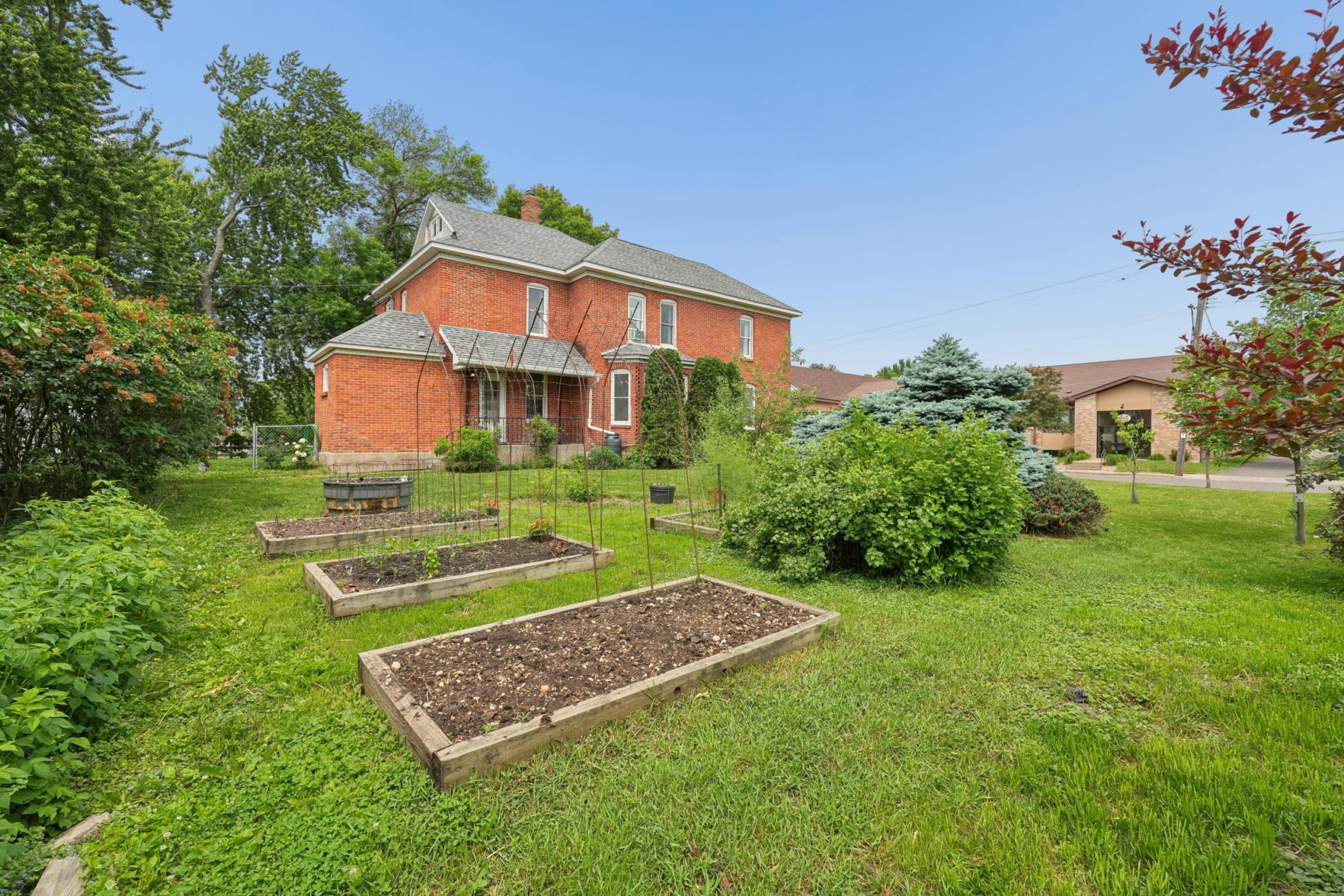 215 Elm Street W Property Photo 31