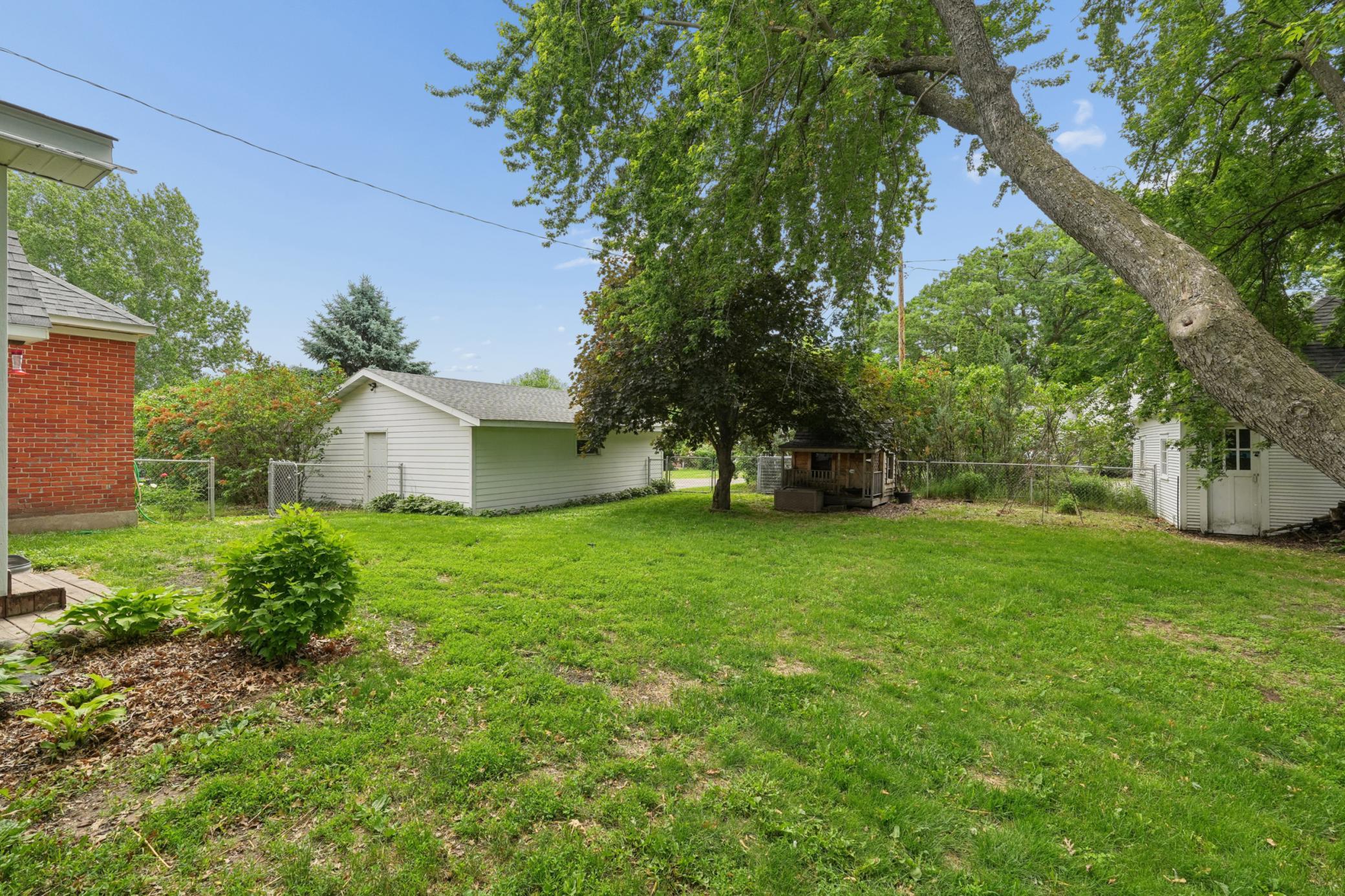 215 Elm Street W Property Photo 32