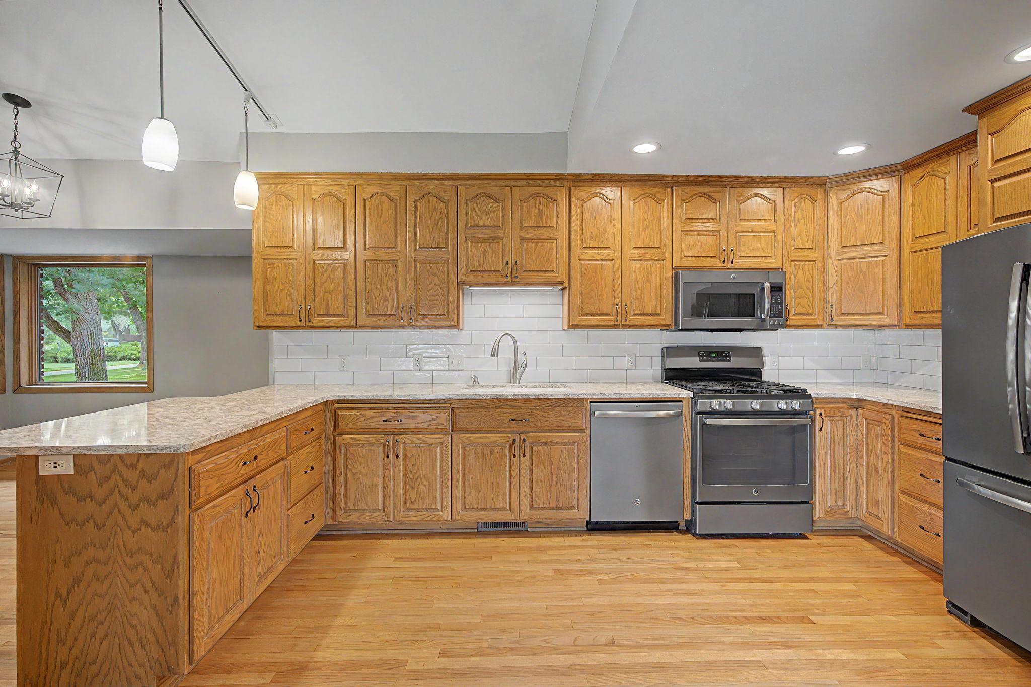 725 Bradford Avenue Property Photo 23