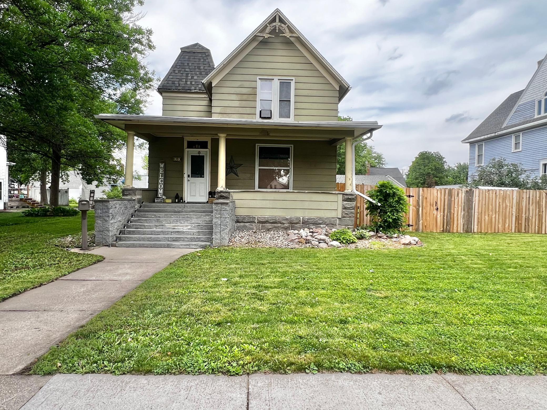 313 E 5th Street Property Photo 1