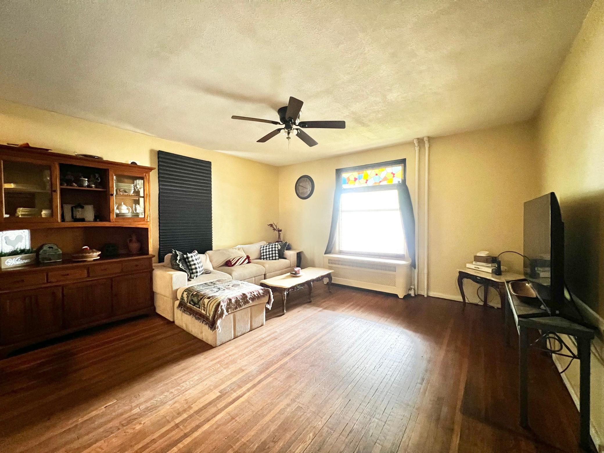 313 E 5th Street Property Photo 8