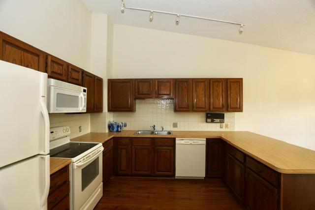 18300 Creeks Bend Drive Property Photo 2