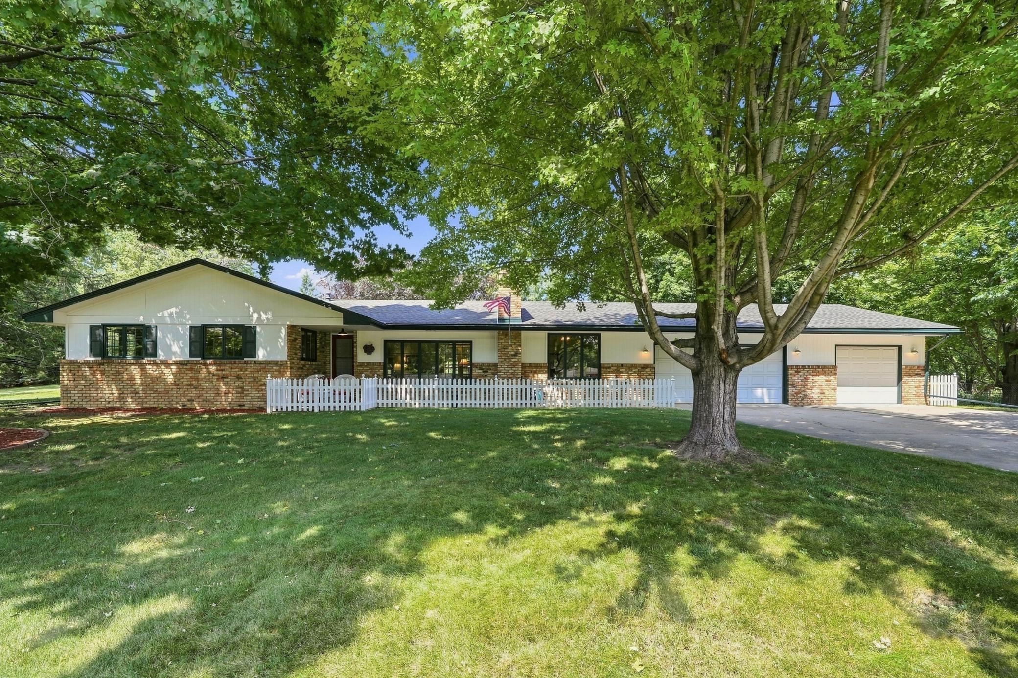12199 Robin Road N Property Photo 1
