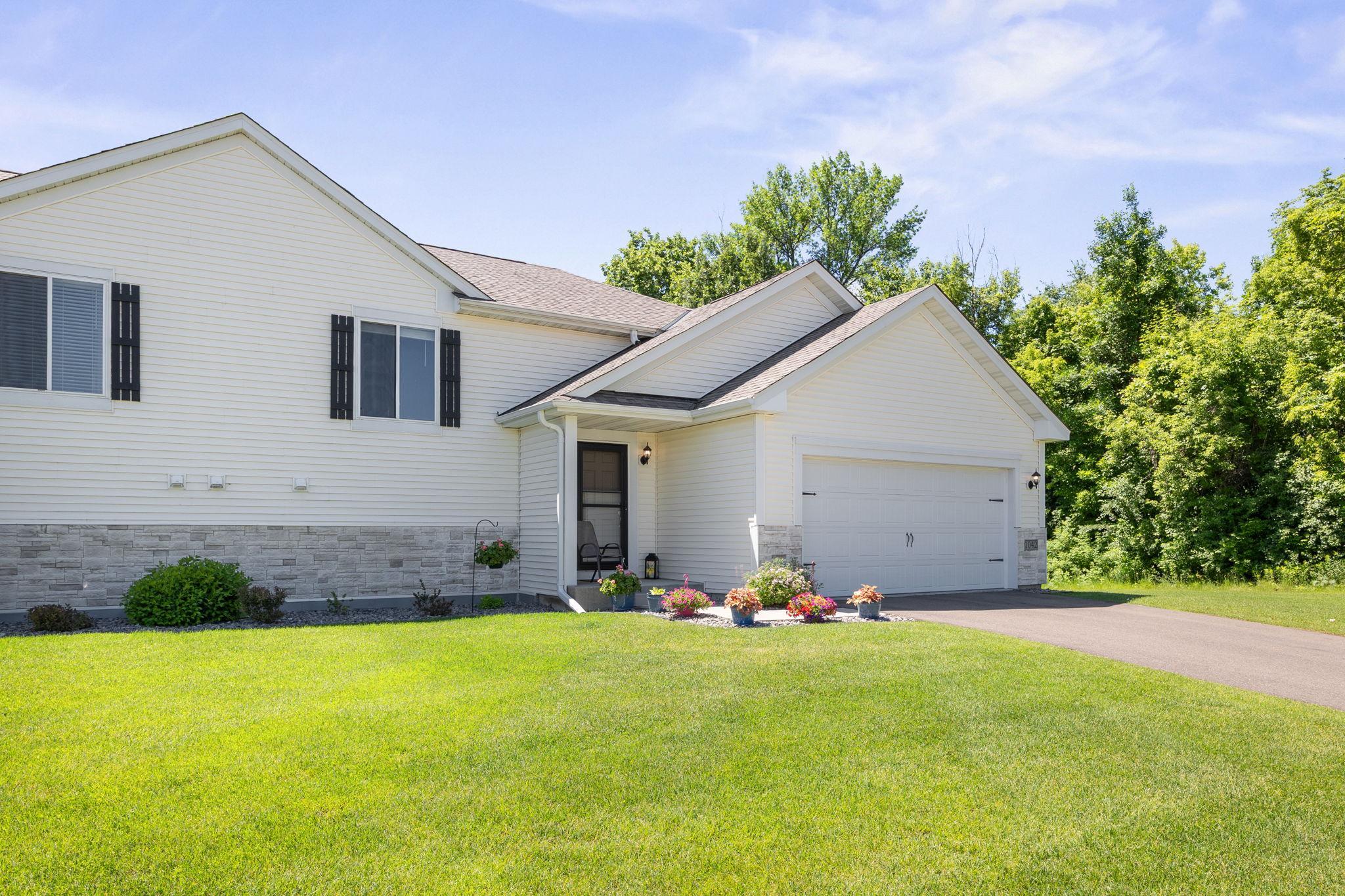 1042 White Tail Lane Property Photo 1