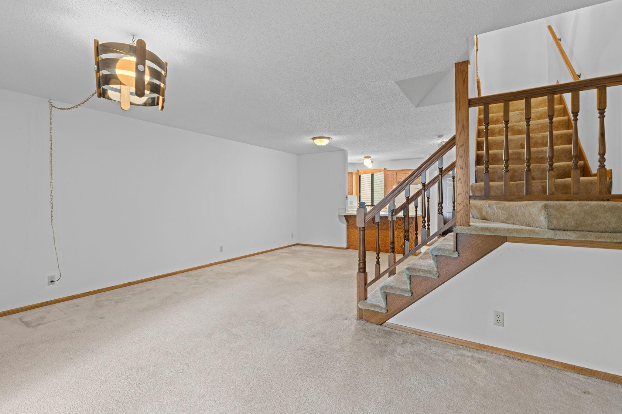 112 South Drive D Property Photo 5