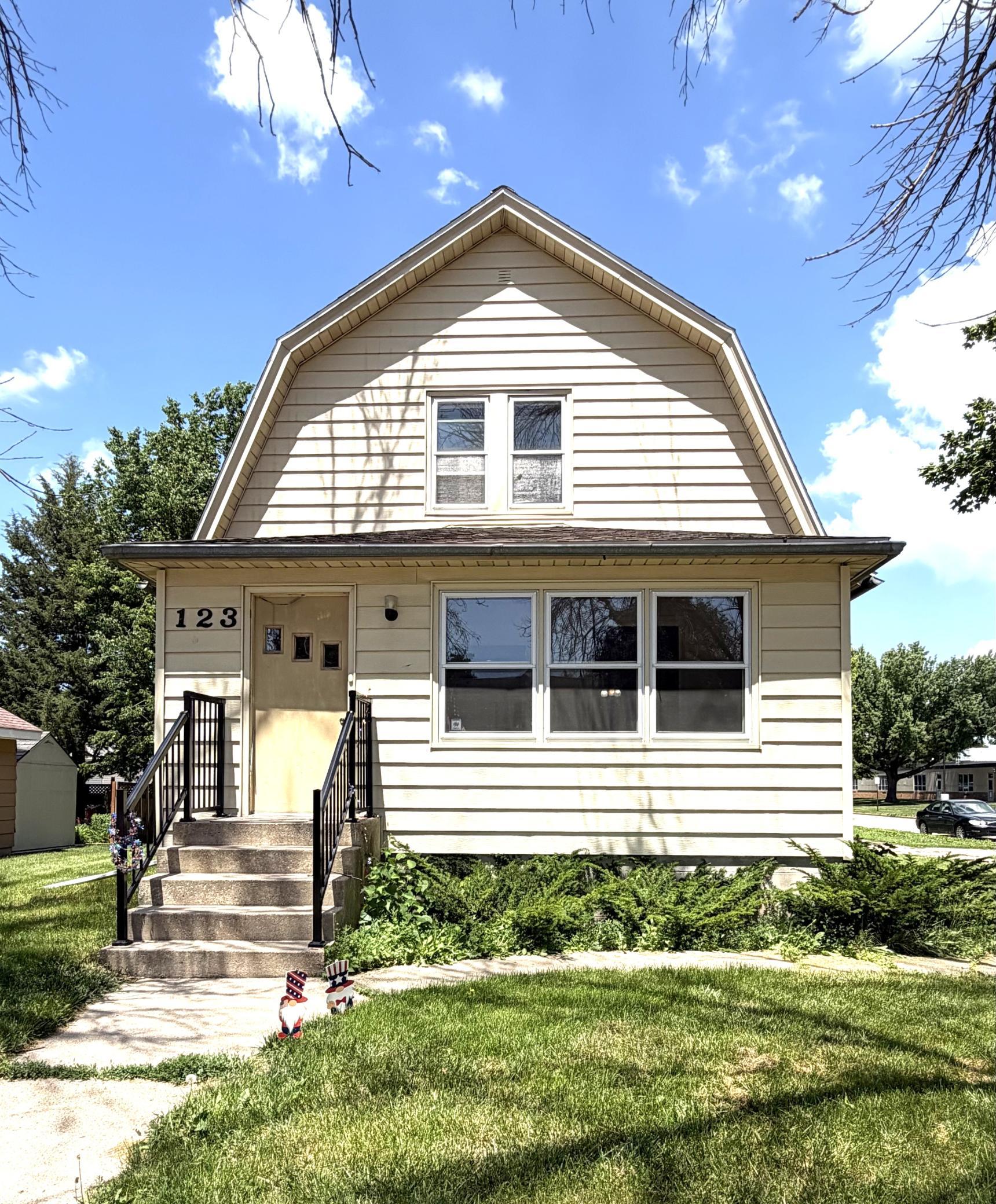 123 E 12th Street Property Photo 1