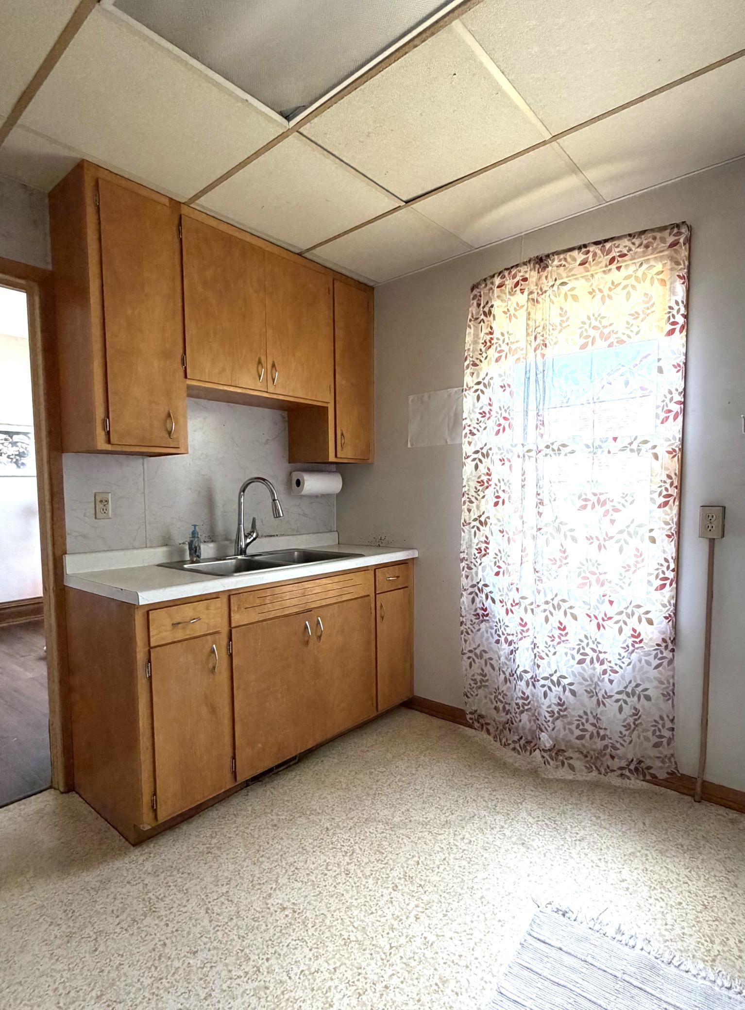 123 E 12th Street Property Photo 7