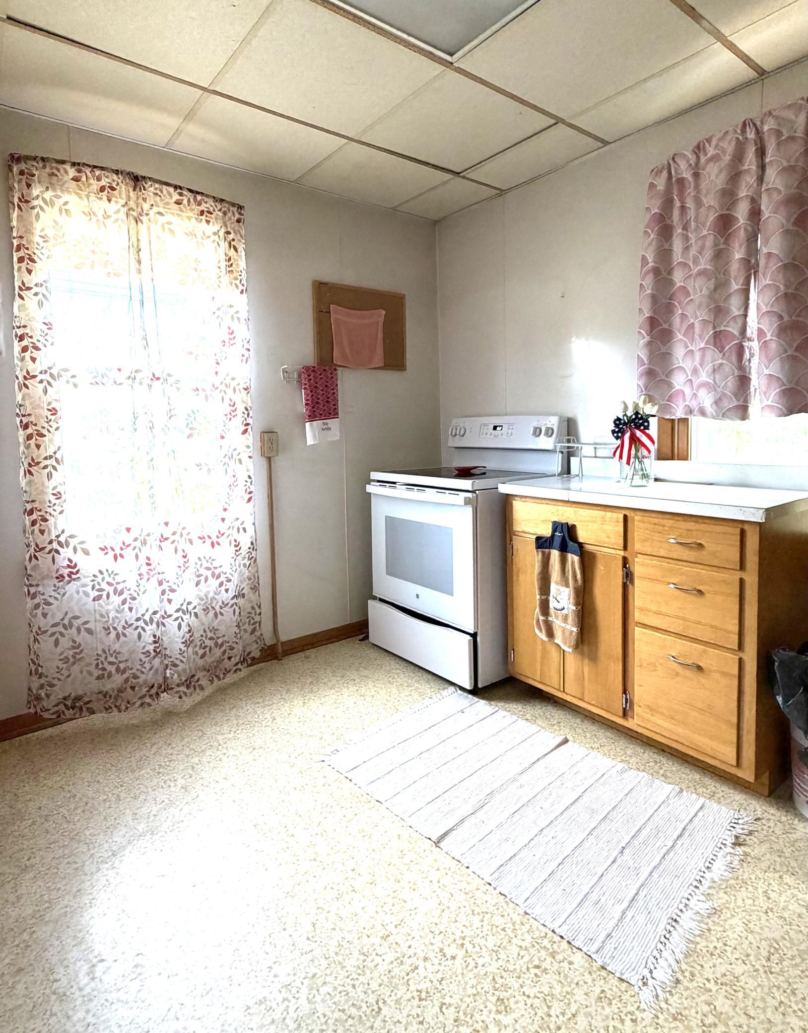 123 E 12th Street Property Photo 8