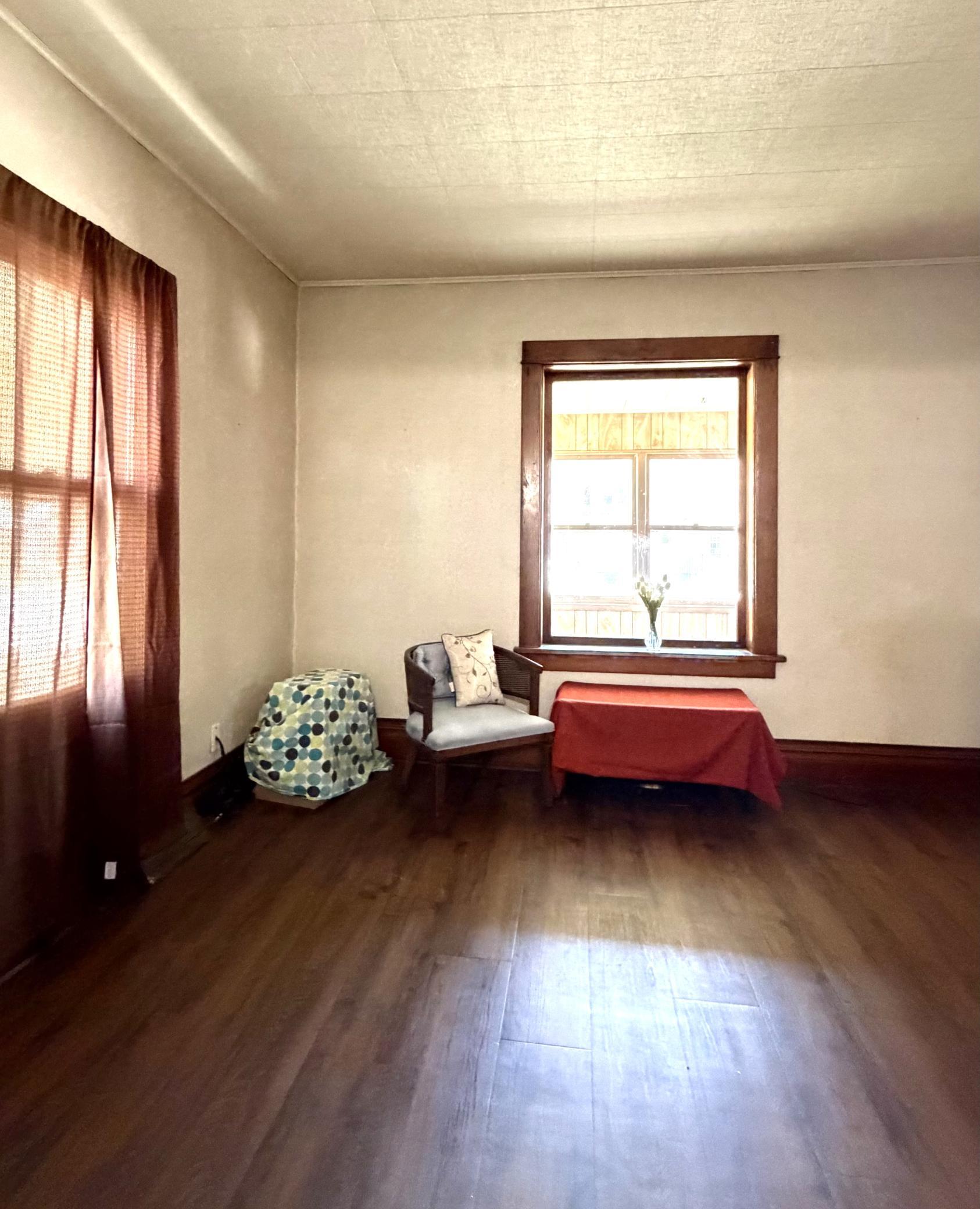 123 E 12th Street Property Photo 10