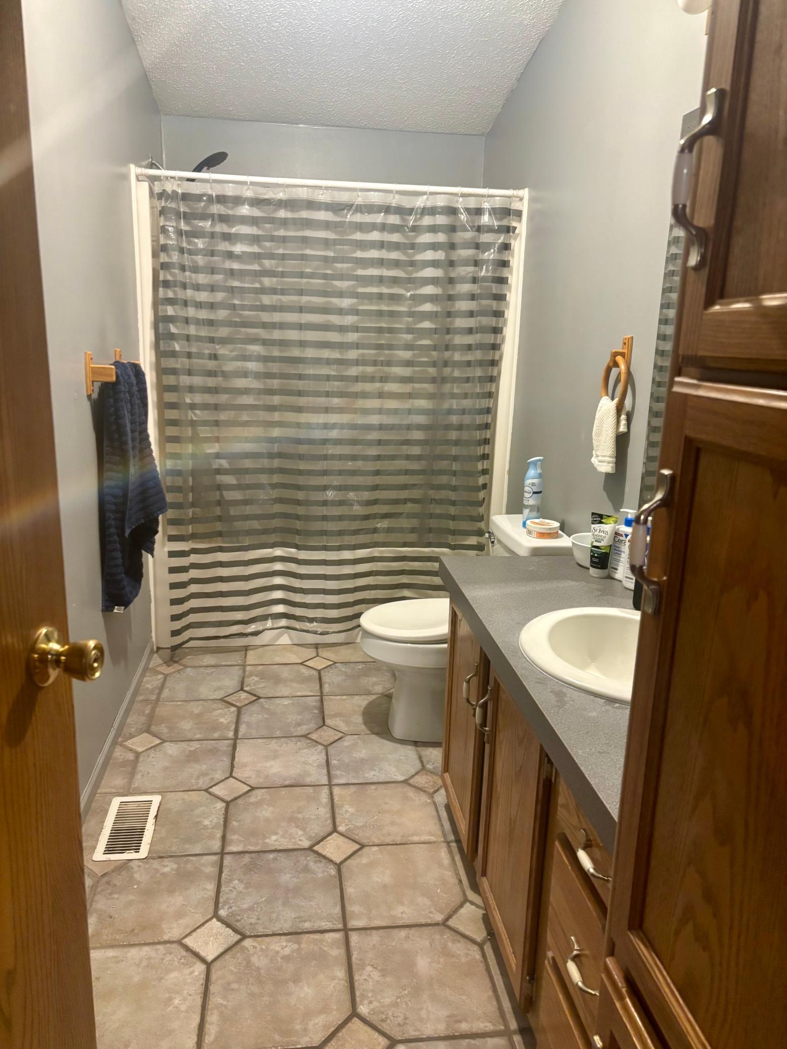 211 E Broadway Street Property Photo 7