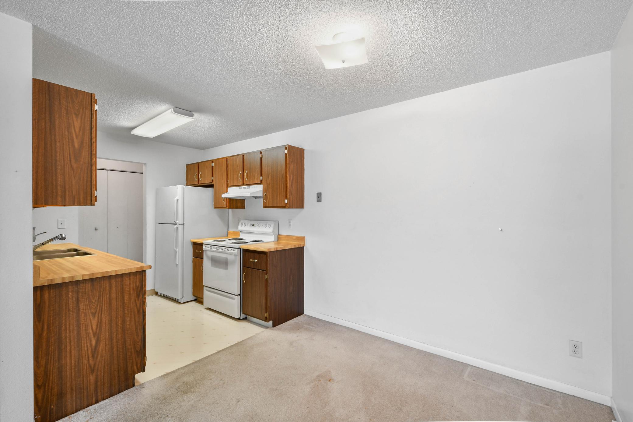 321 Prairiewood Circle S 304 Property Photo 11