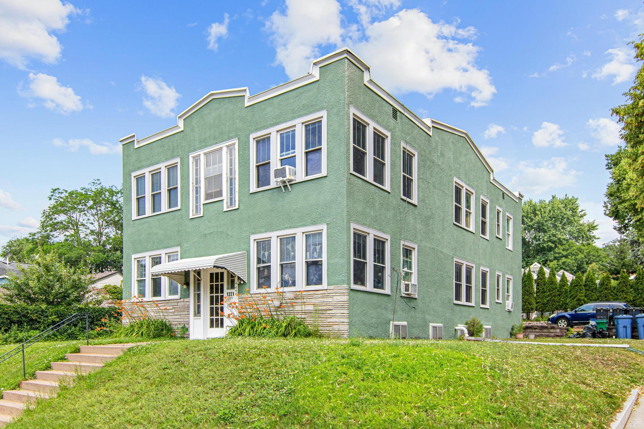 1221 29th Avenue NE