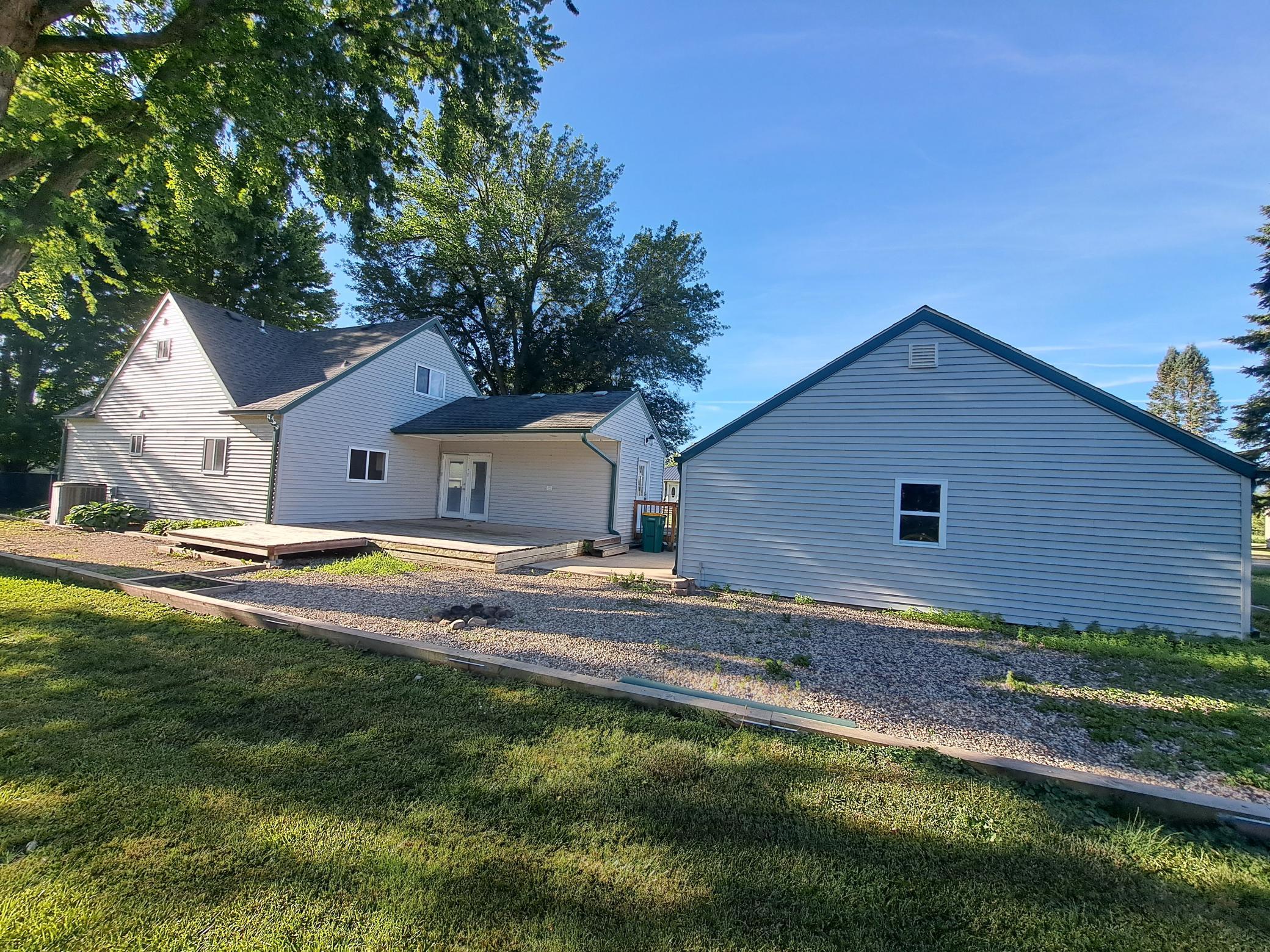 705 Glenview Drive Property Photo 3