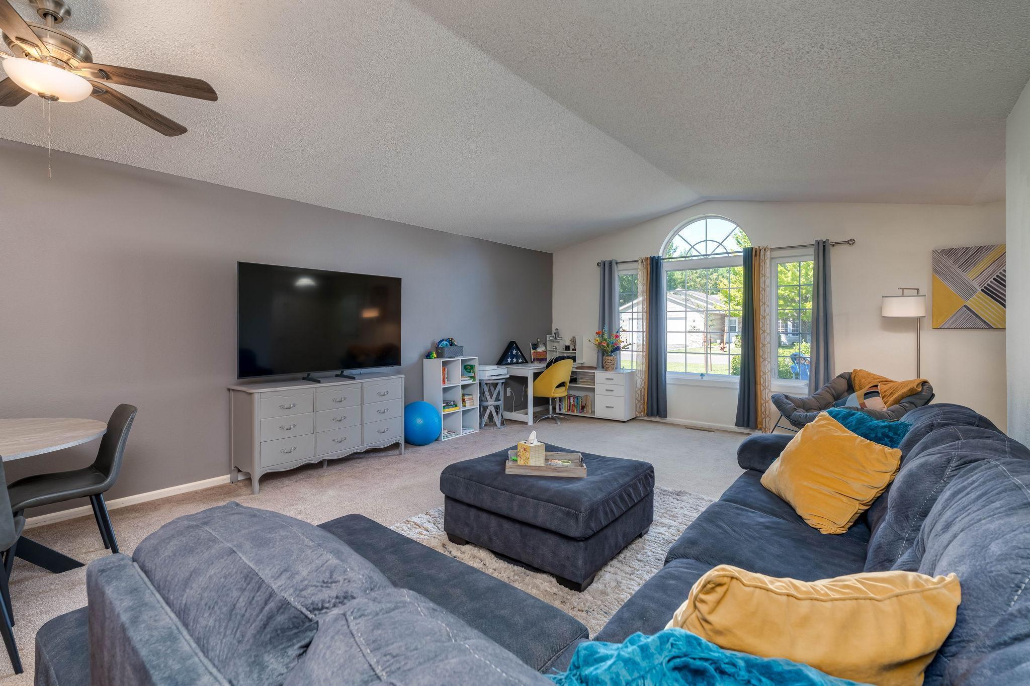 150 Oxford Path Property Photo 6