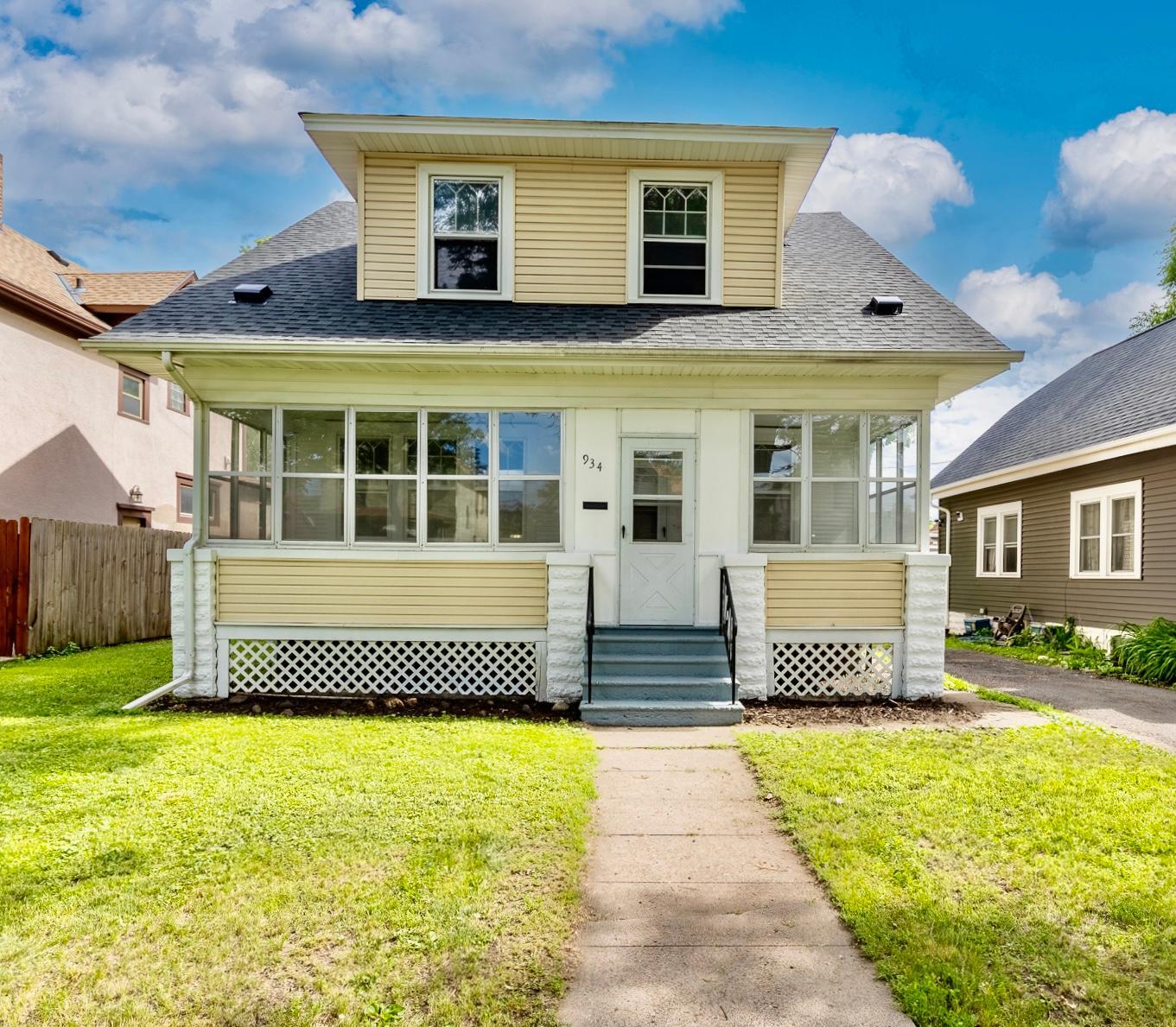934 Central Avenue W Property Photo 1