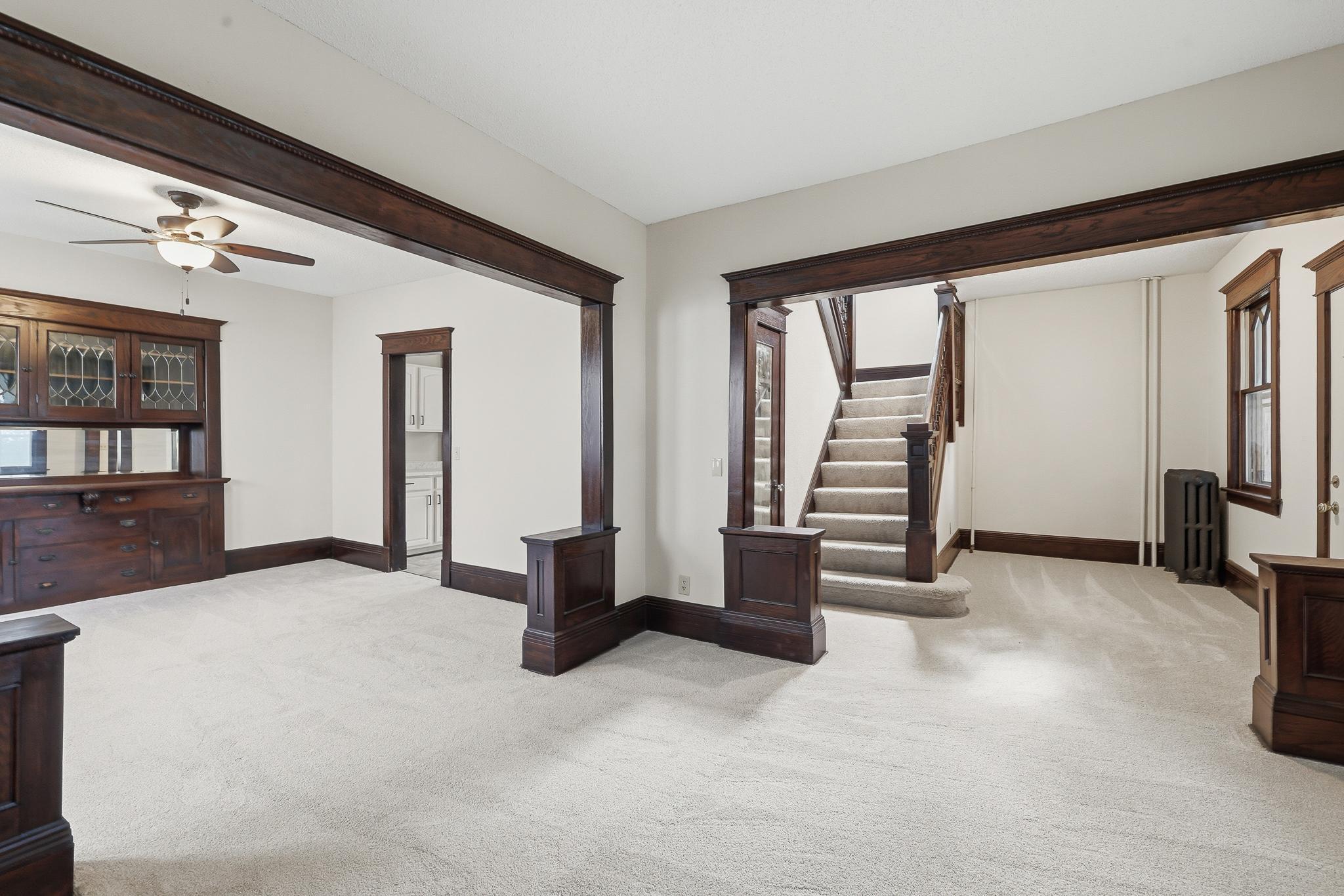 934 Central Avenue W Property Photo 3