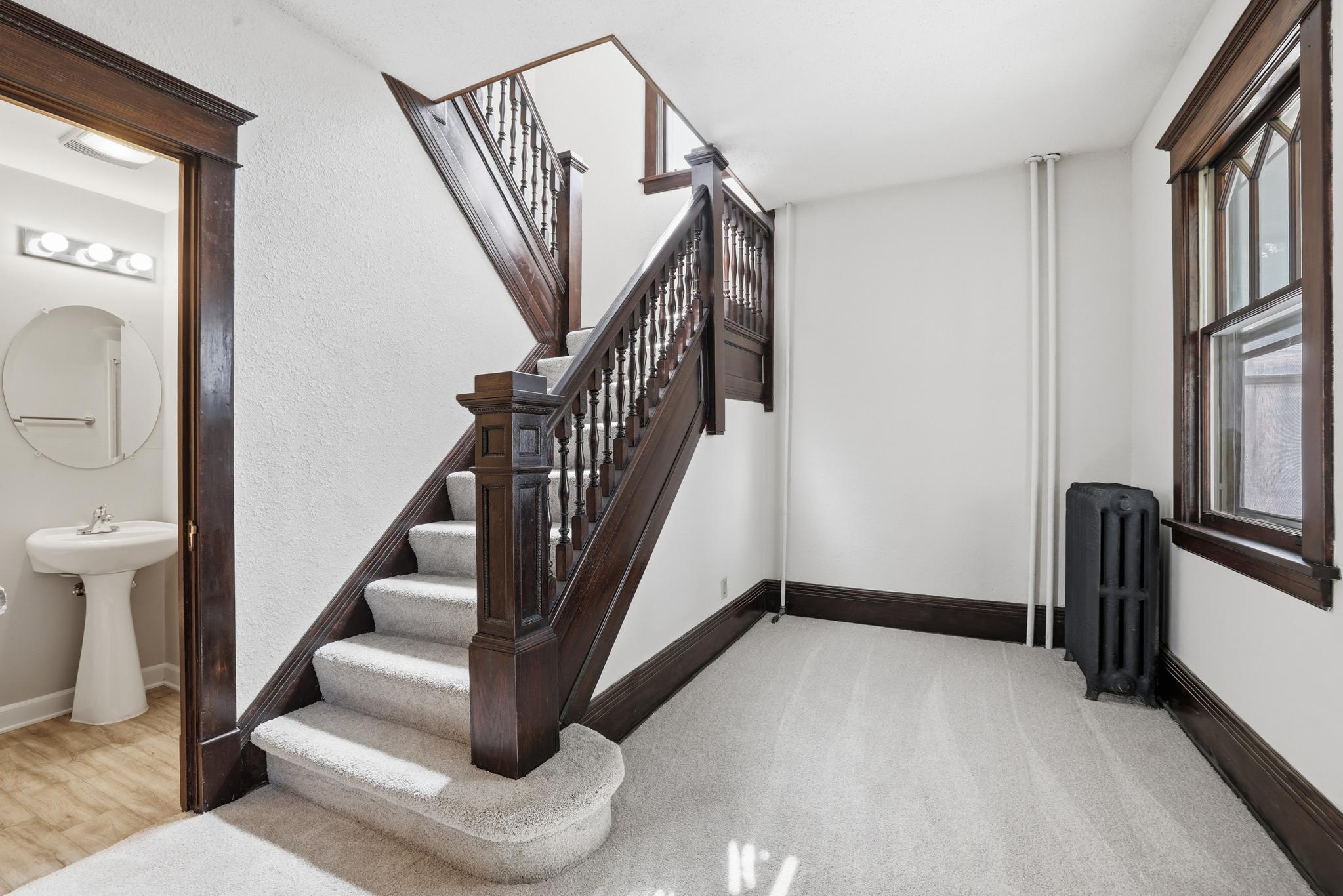 934 Central Avenue W Property Photo 9