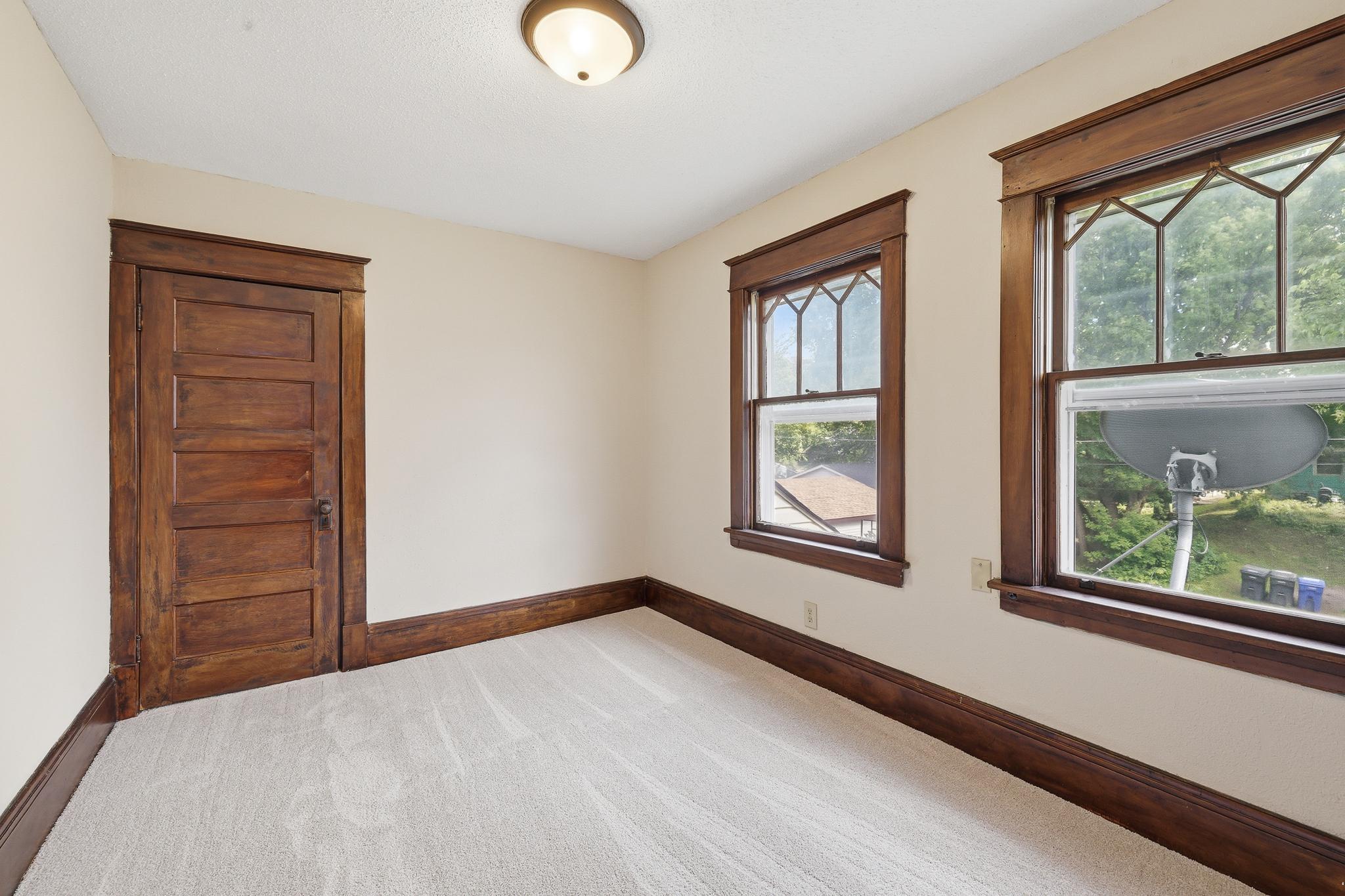 934 Central Avenue W Property Photo 12