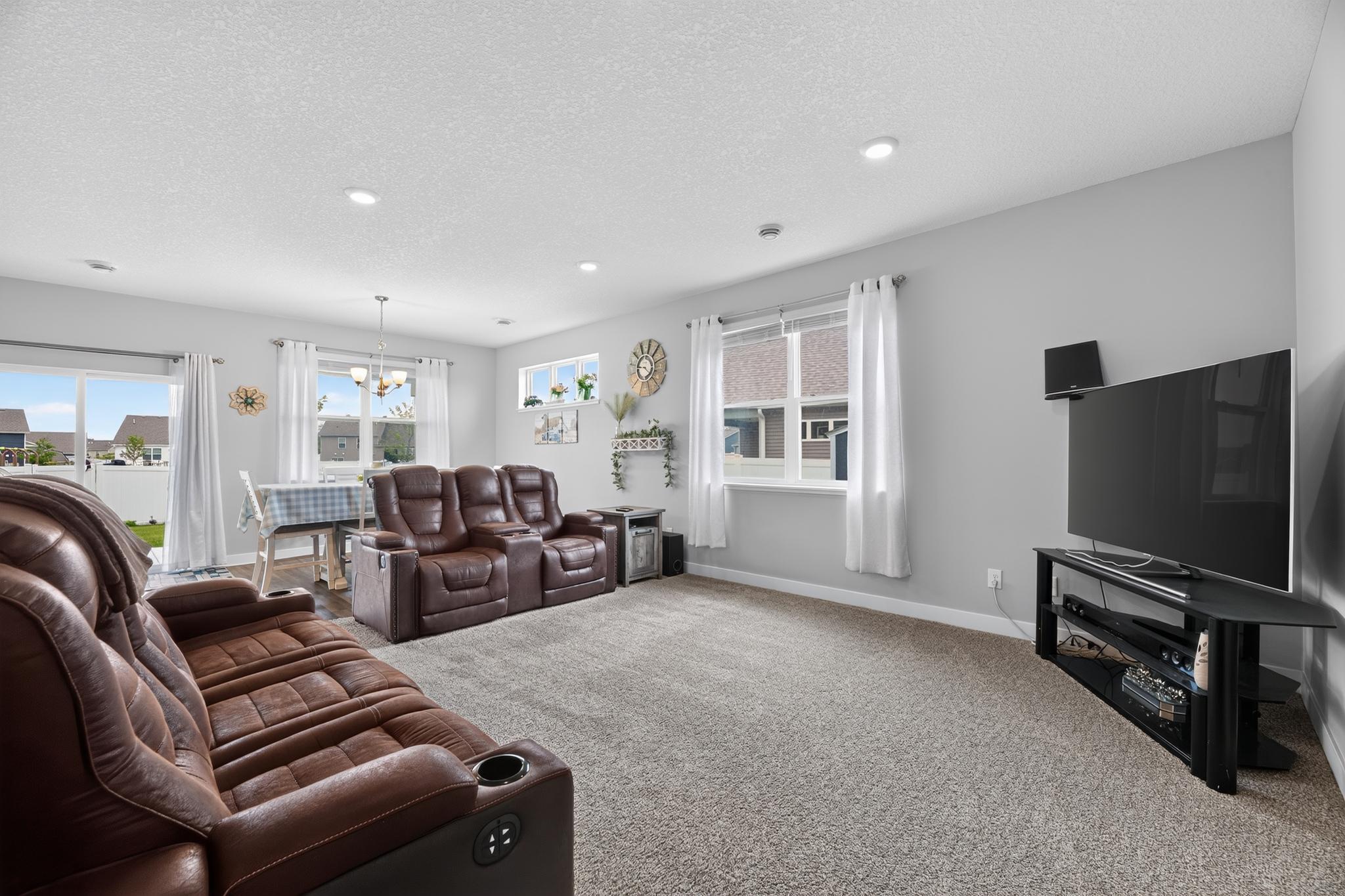 1436 Independence Curve Property Photo 11
