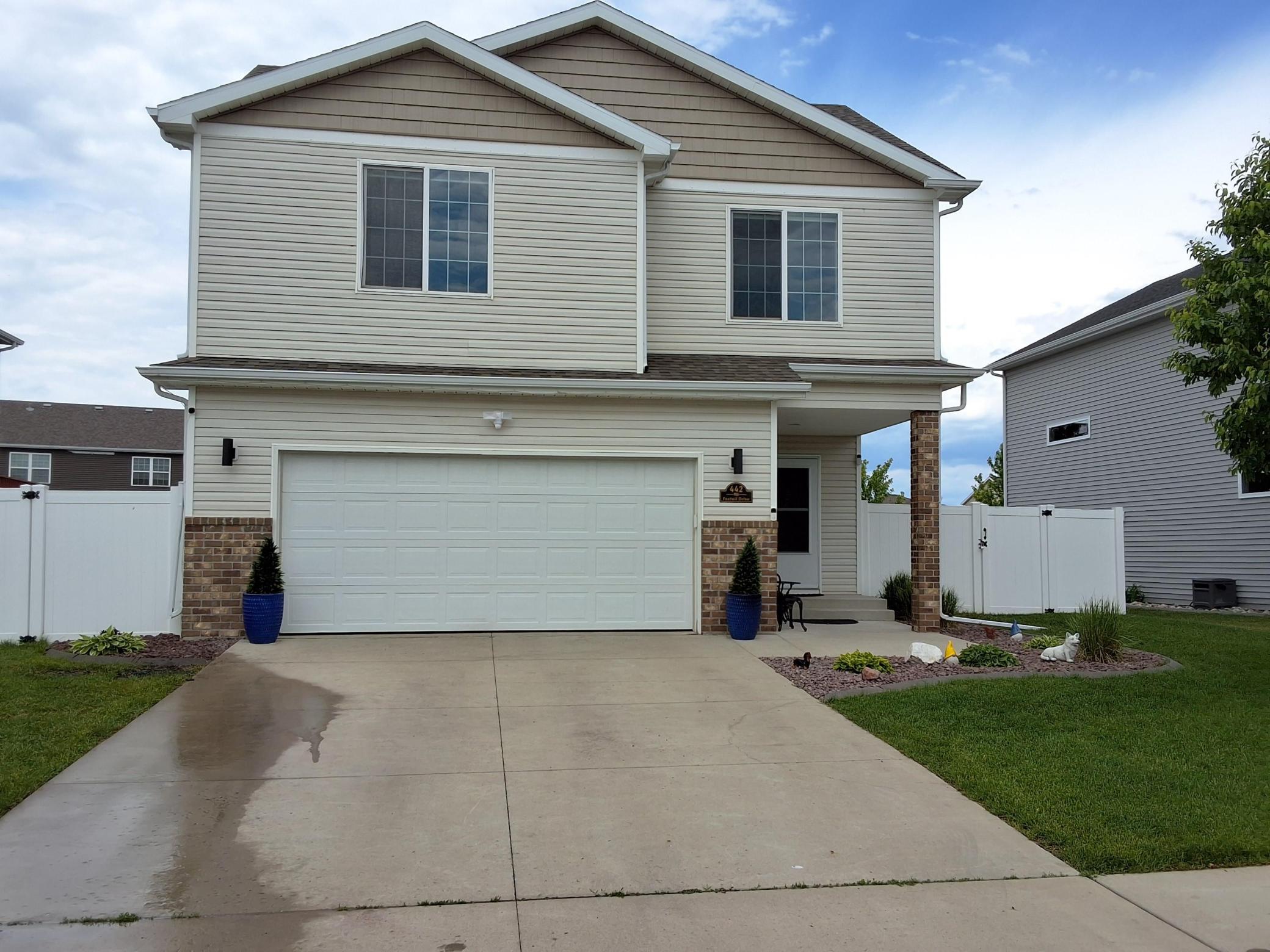442 Foxtail Drive E Property Photo 1
