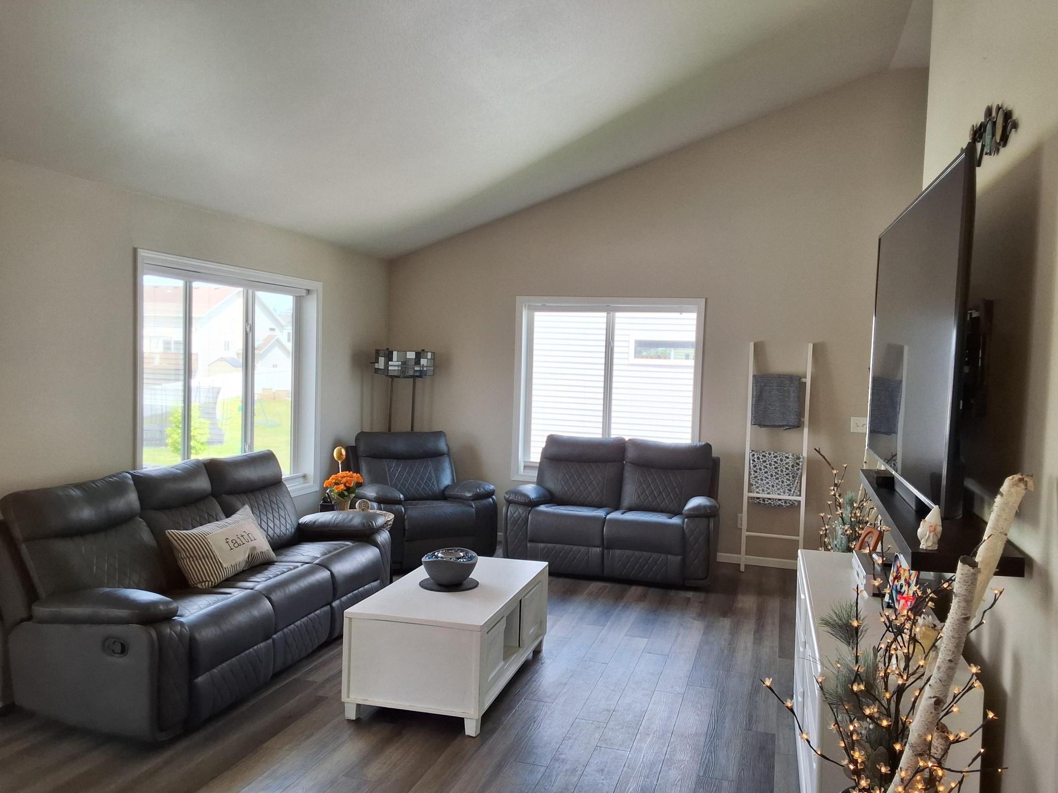 442 Foxtail Drive E Property Photo 3
