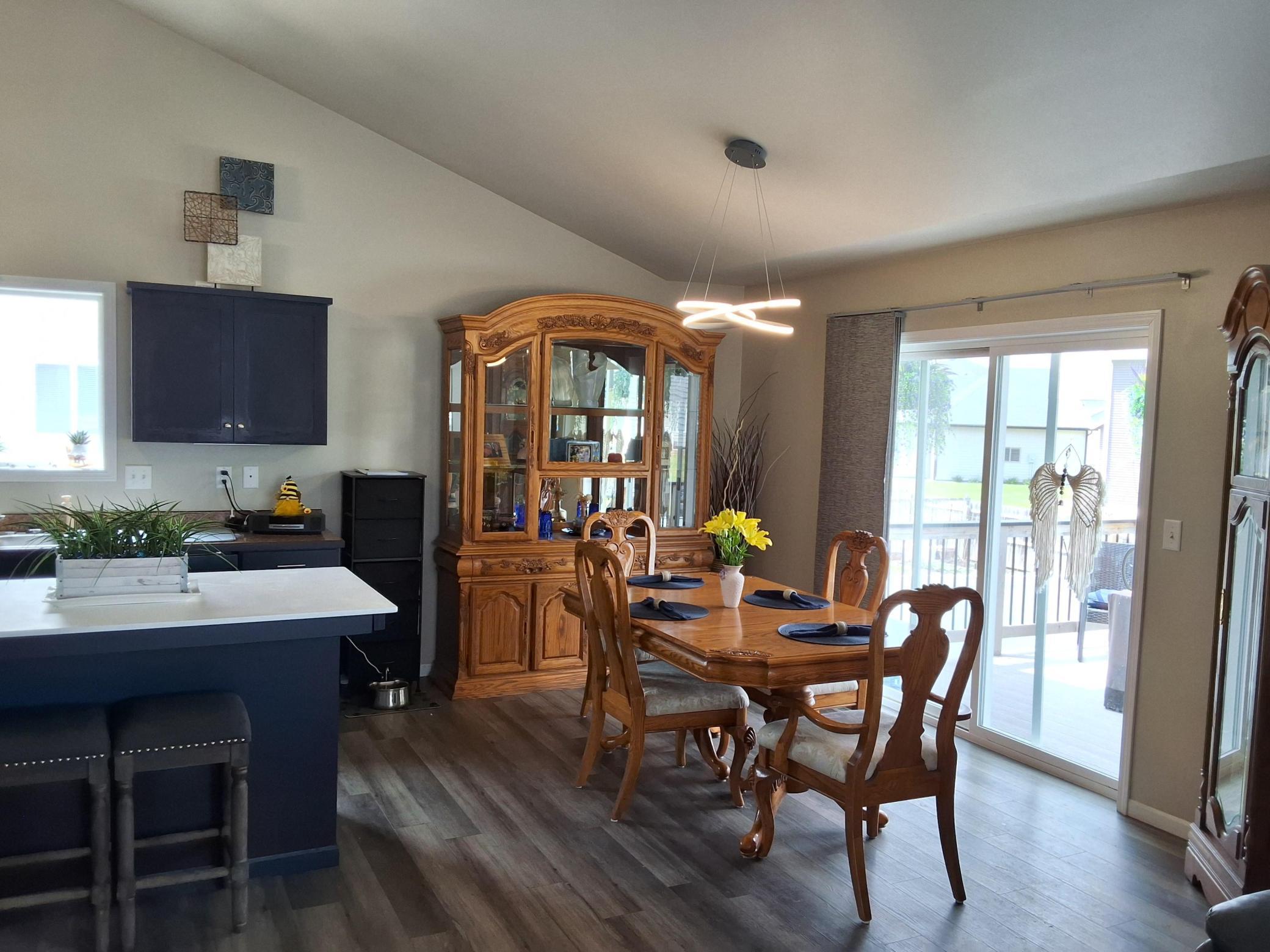 442 Foxtail Drive E Property Photo 6