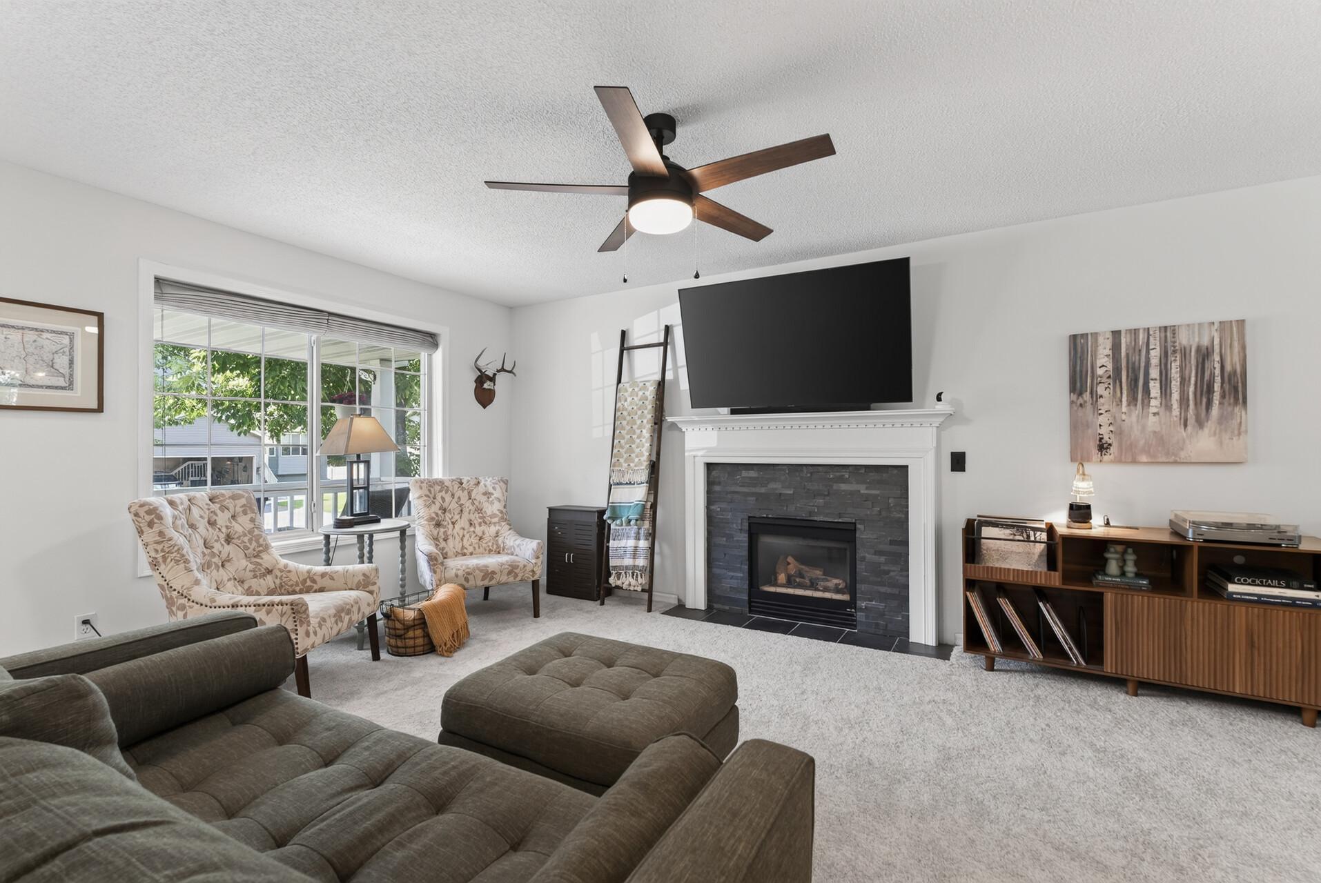 413 Nathan Lane N Property Photo 6