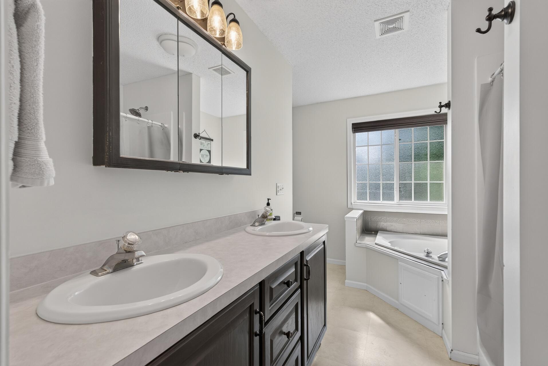 413 Nathan Lane N Property Photo 18