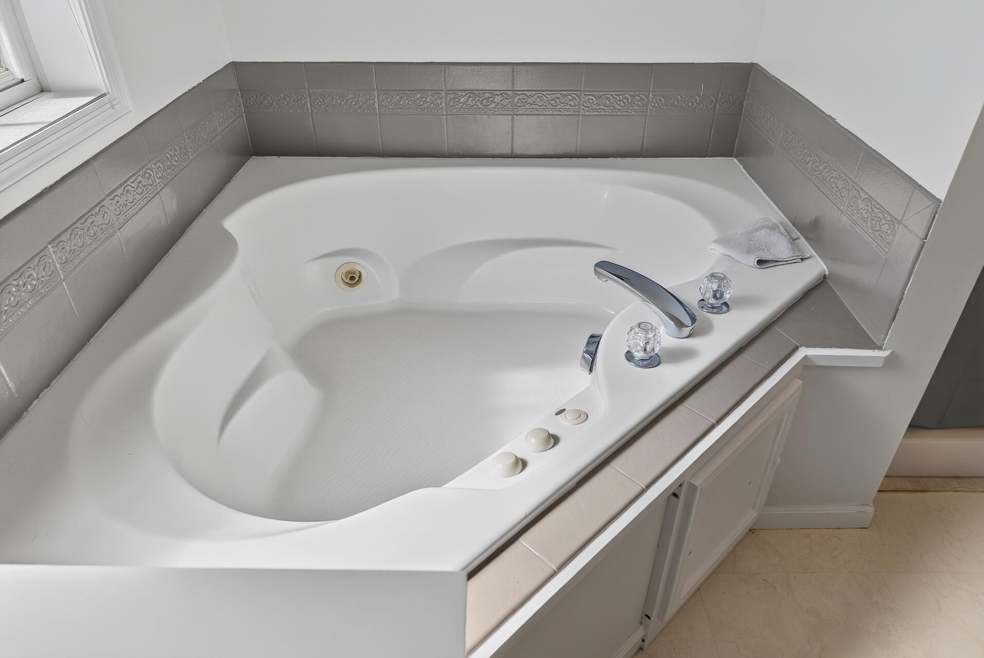 413 Nathan Lane N Property Photo 20