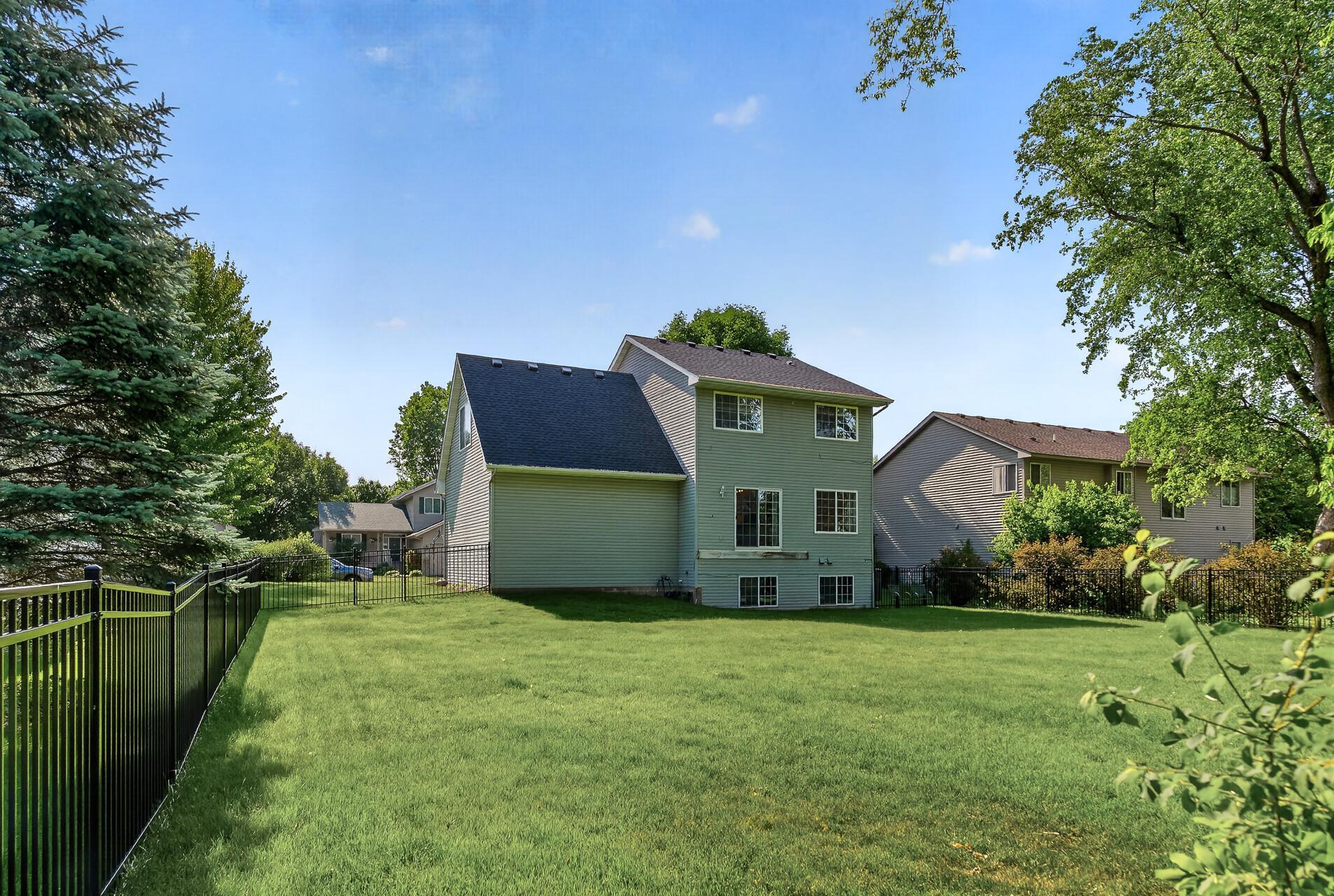 413 Nathan Lane N Property Photo 30