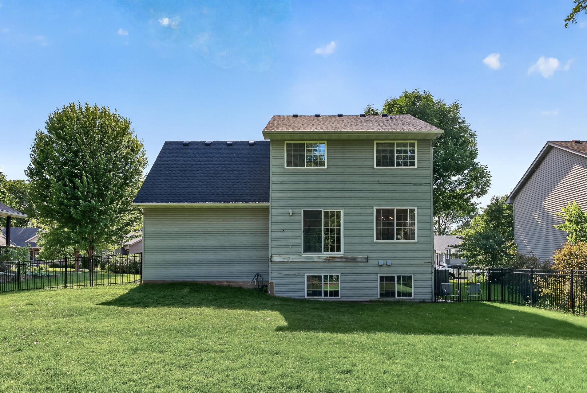 413 Nathan Lane N Property Photo 31
