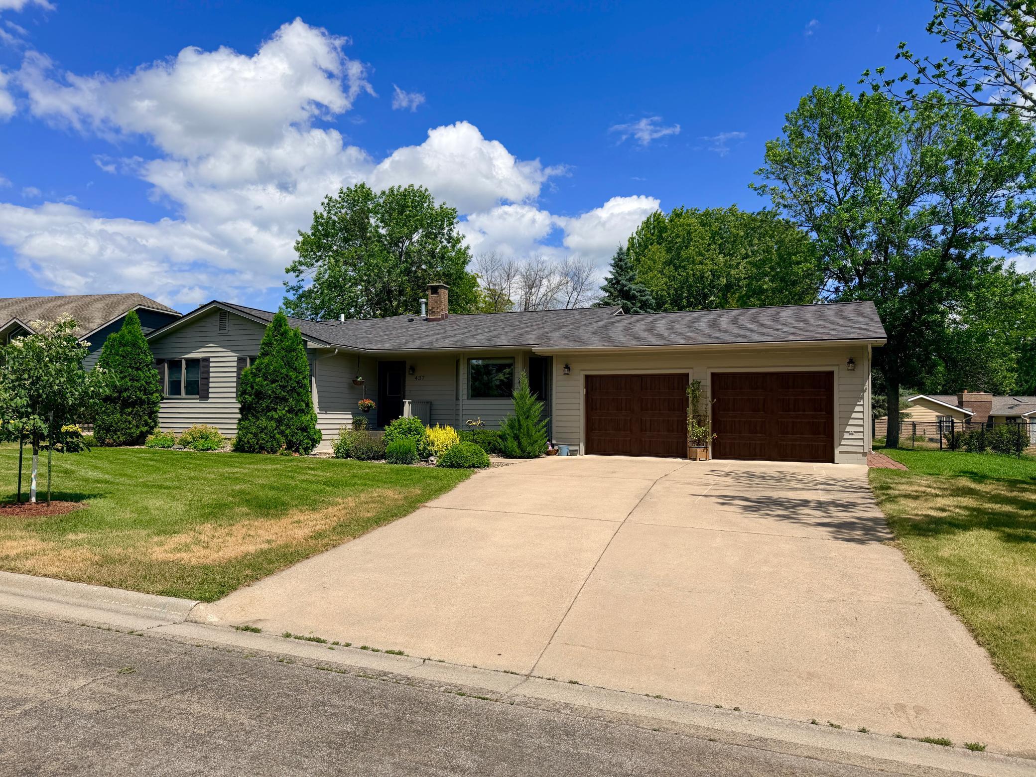 437 Crescent Drive Property Photo 1