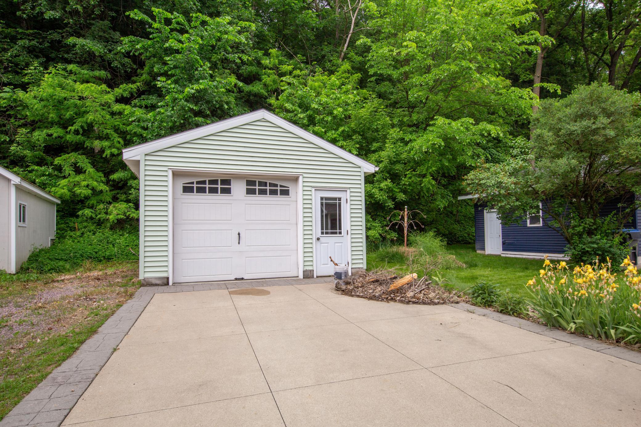 413 Glenwood Avenue Property Photo 3