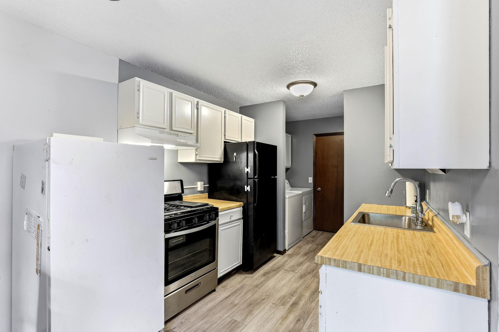 6877 Grenwich Lane N Property Photo 6
