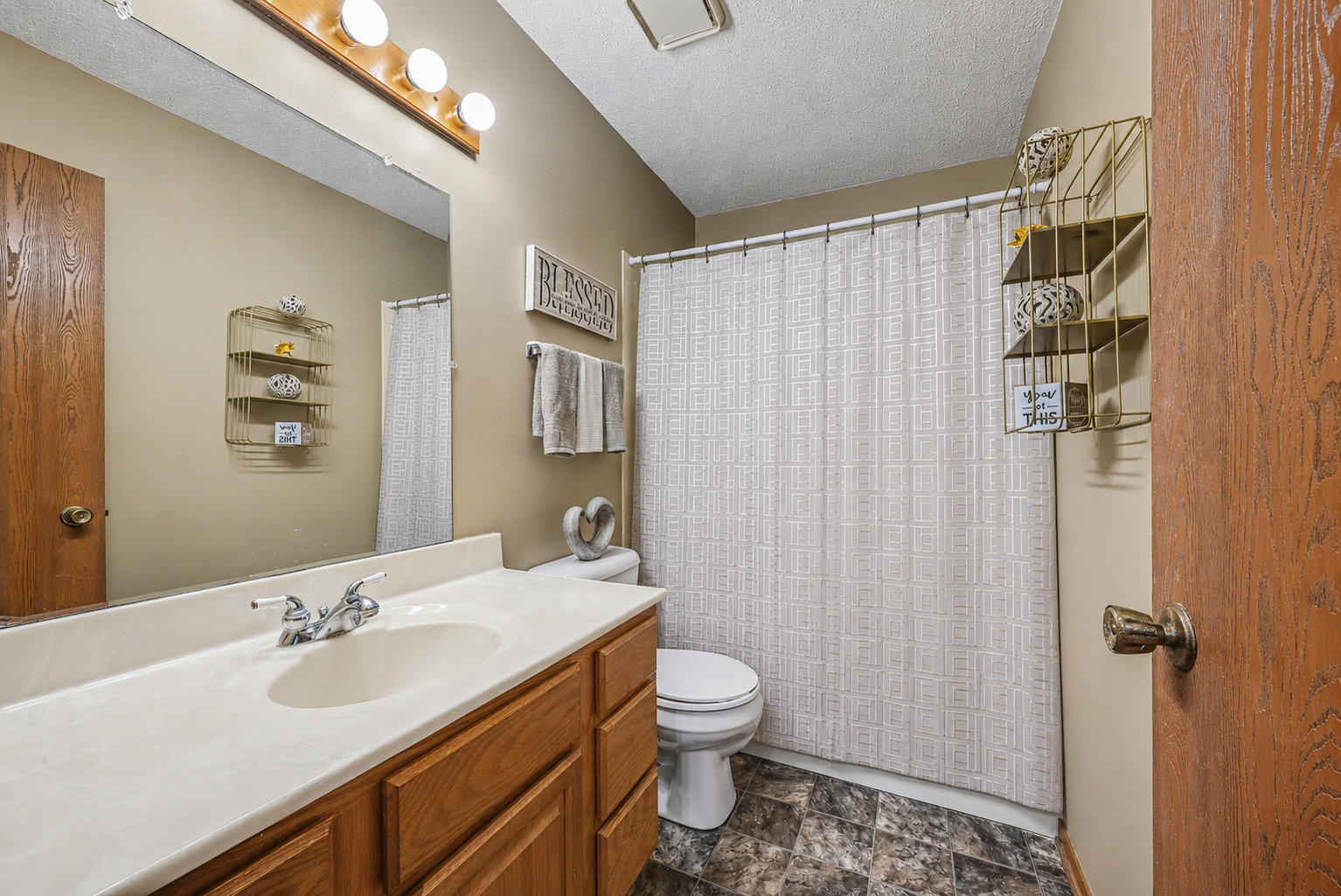 1516 Helmo Avenue N Property Photo 10