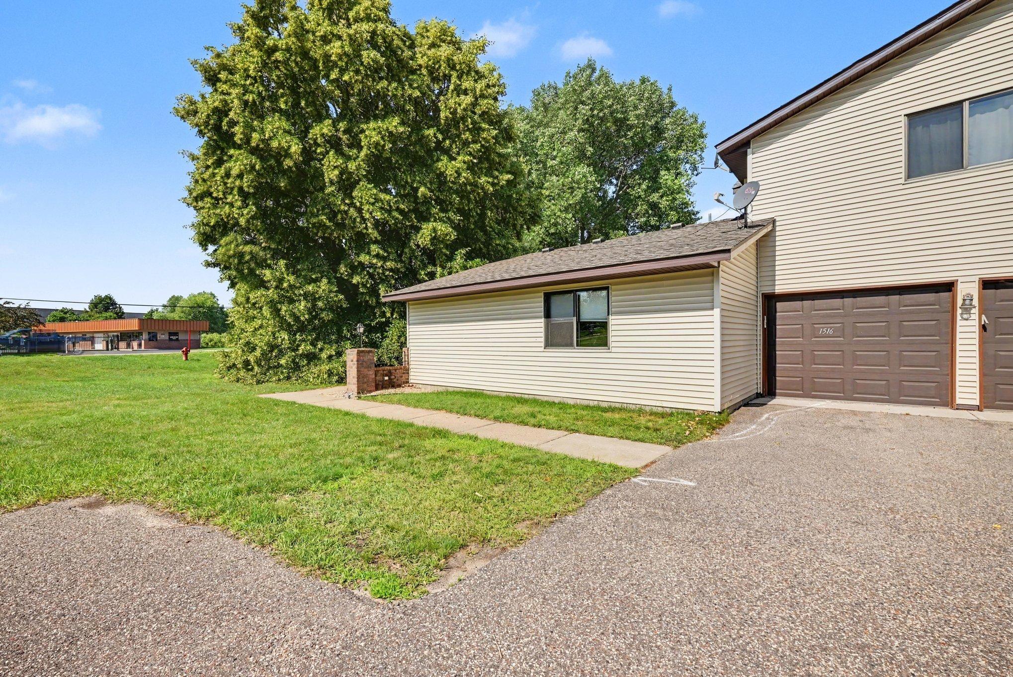 1516 Helmo Avenue N Property Photo 15