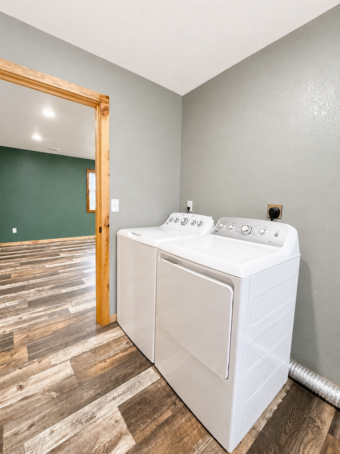 408 Main Street E Property Photo 42