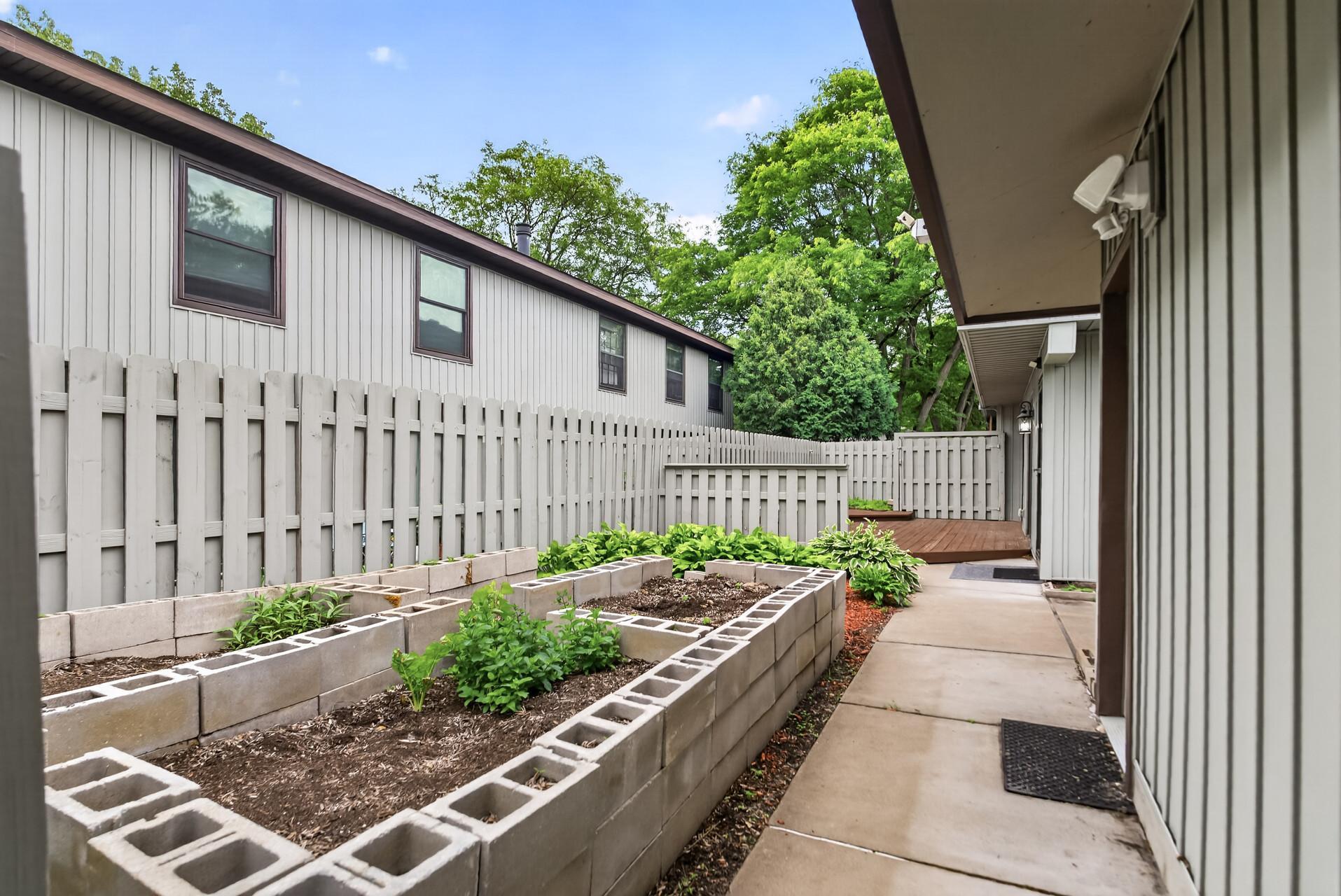 2502 Unity Avenue N Property Photo 2
