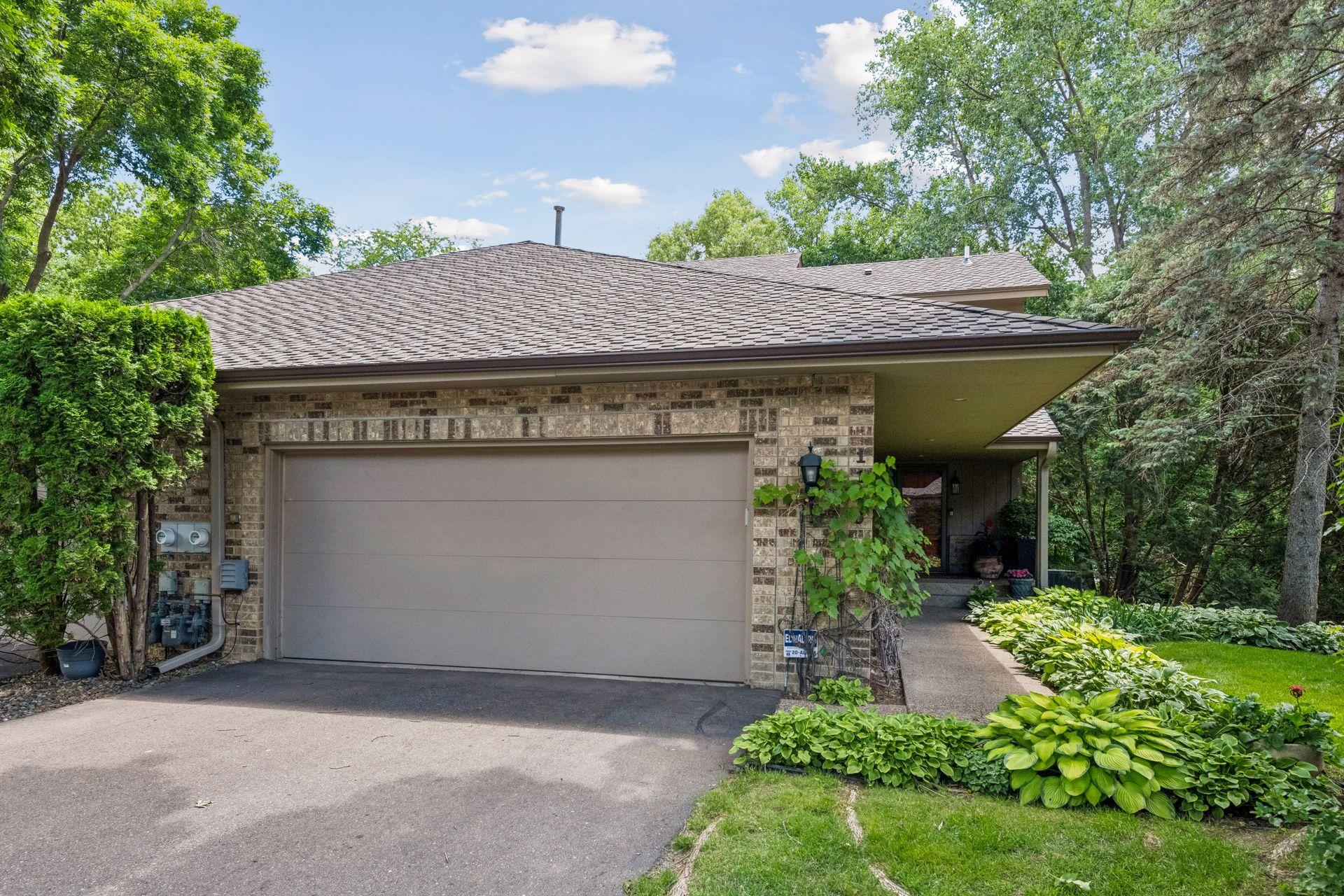 1140 Hollybrook Drive Property Photo 3