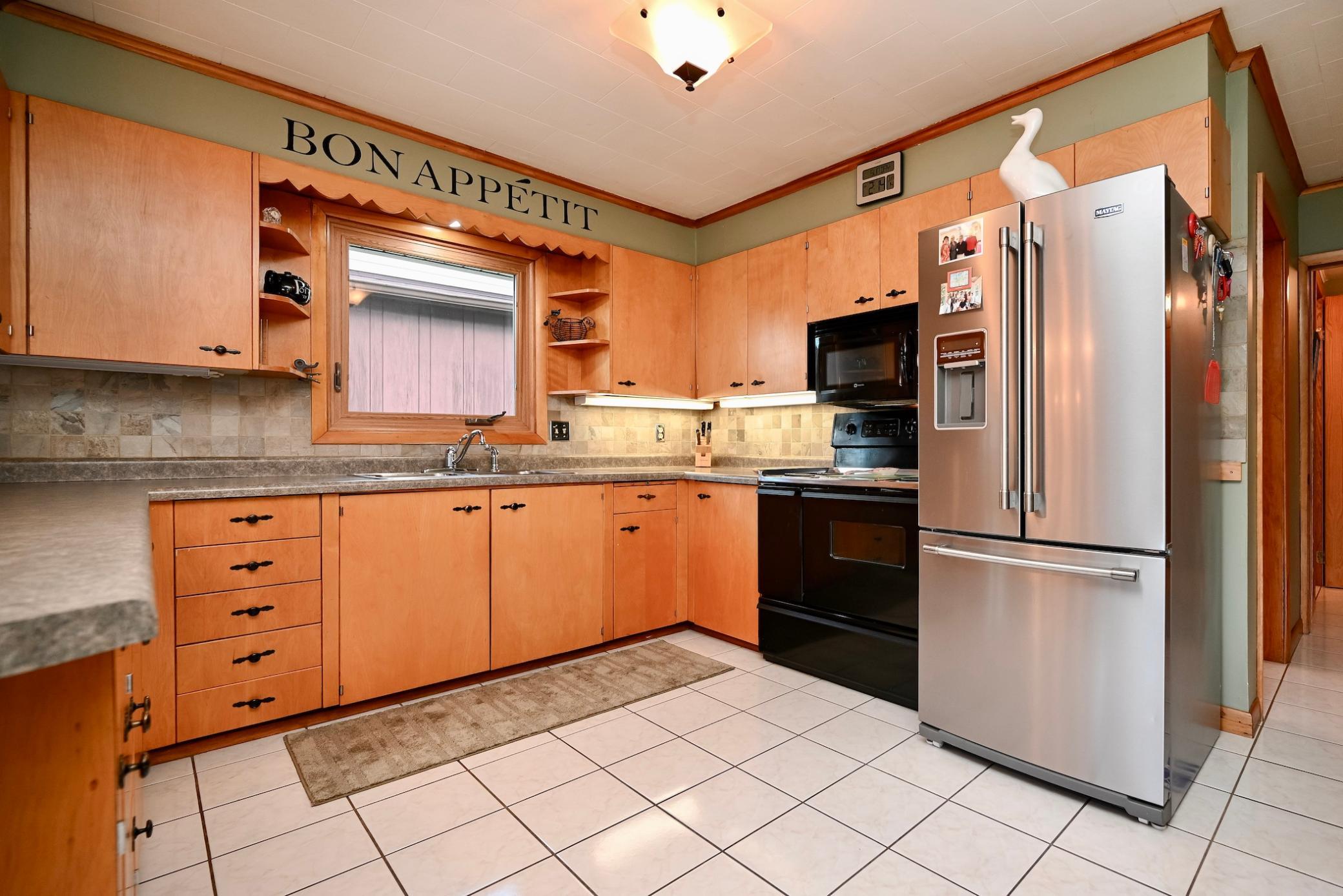 557 E 2nd Street Property Photo 7