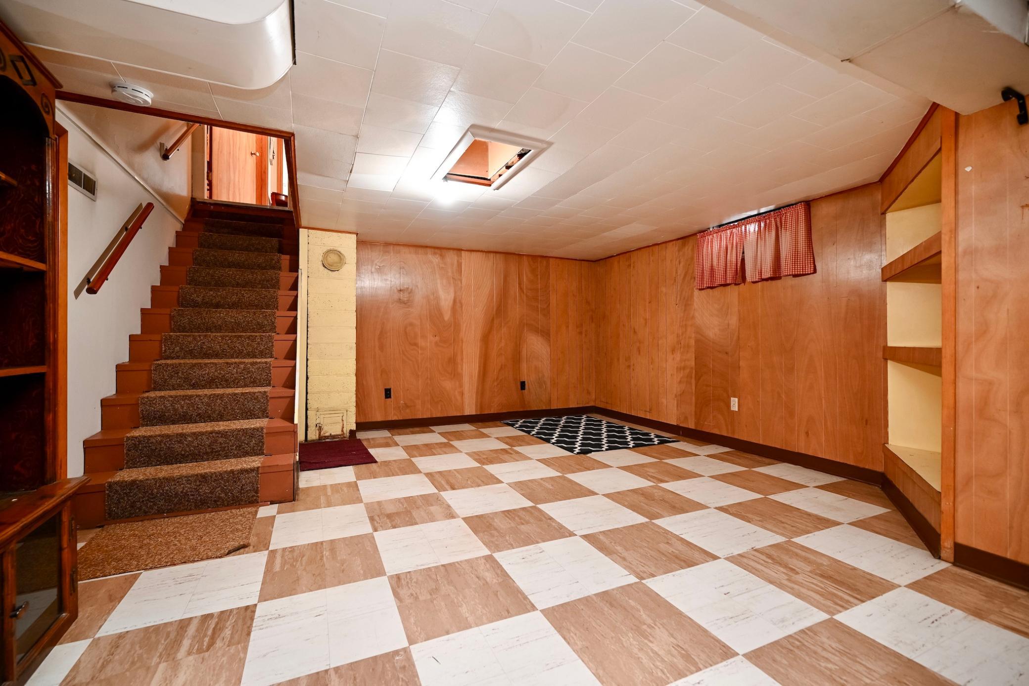557 E 2nd Street Property Photo 21