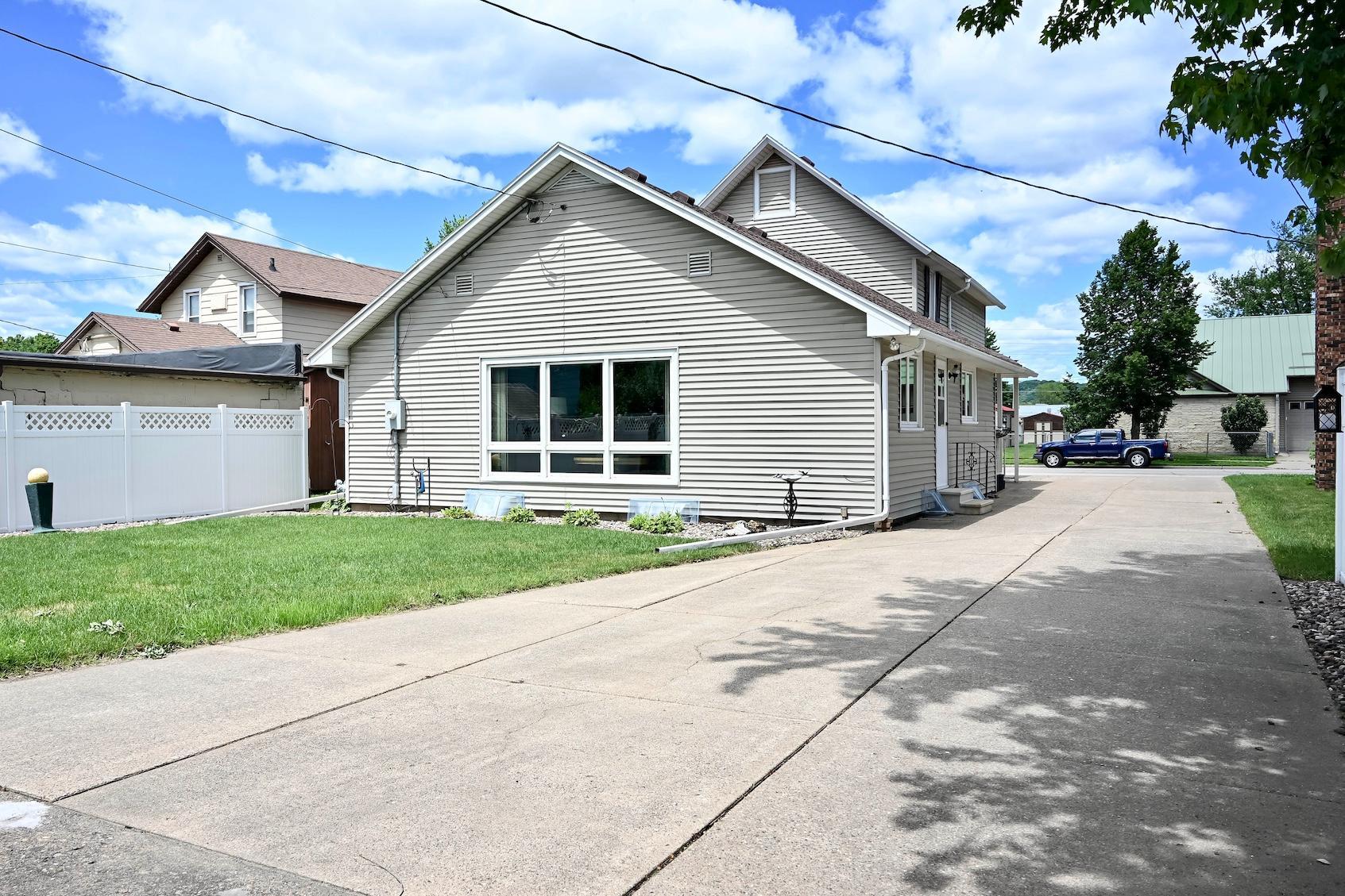 557 E 2nd Street Property Photo 25