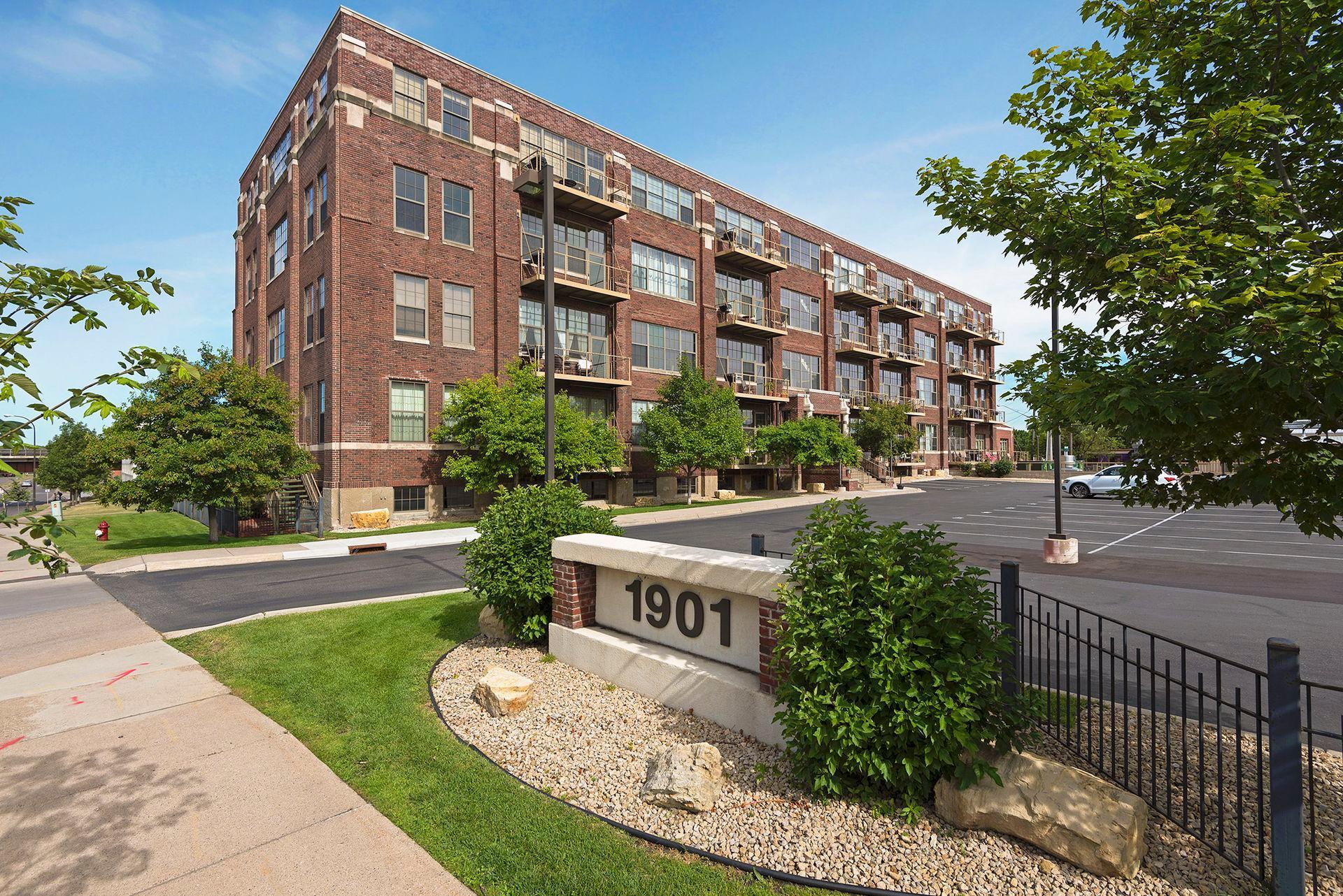 1901 E Hennepin Avenue 305 Property Photo 1