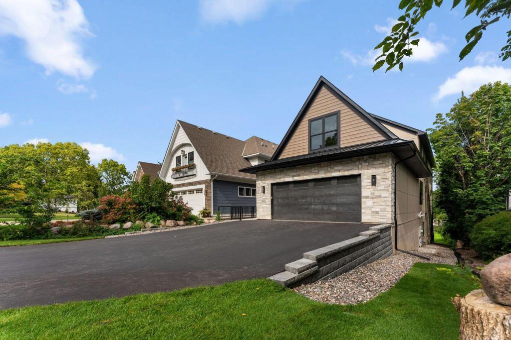 3061 Lake Shore Boulevard Property Photo 4