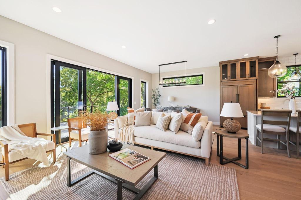 3061 Lake Shore Boulevard Property Photo 6
