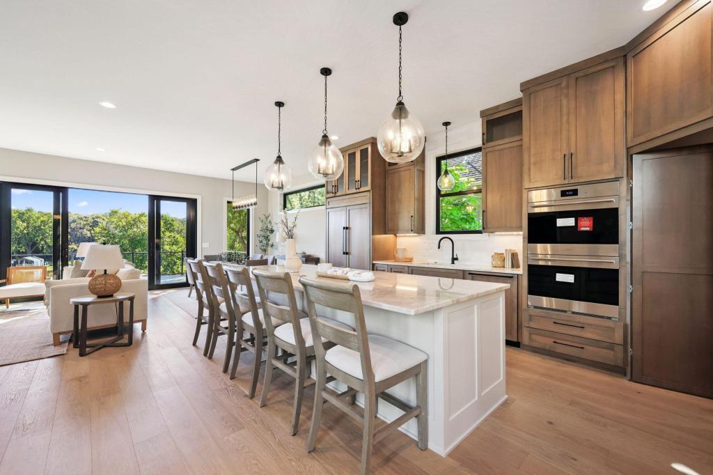 3061 Lake Shore Boulevard Property Photo 8