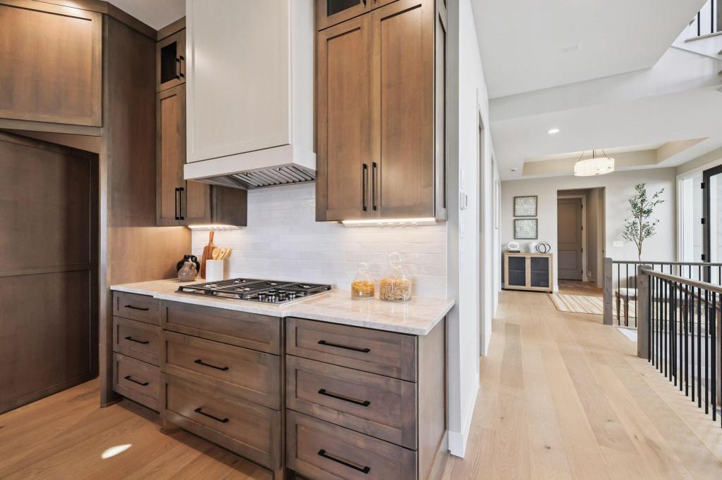 3061 Lake Shore Boulevard Property Photo 11