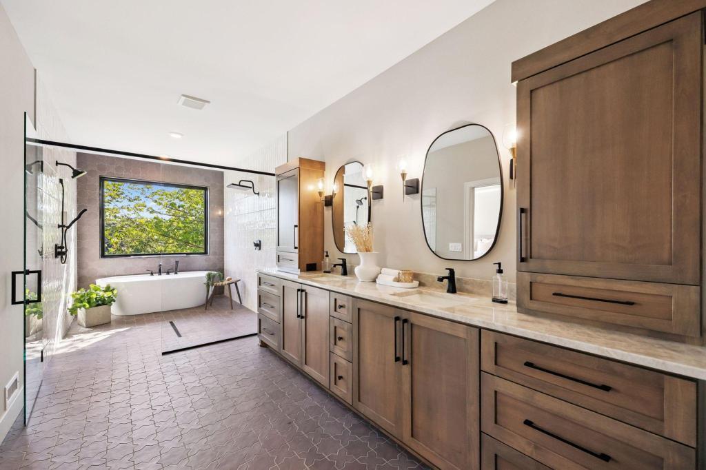 3061 Lake Shore Boulevard Property Photo 26